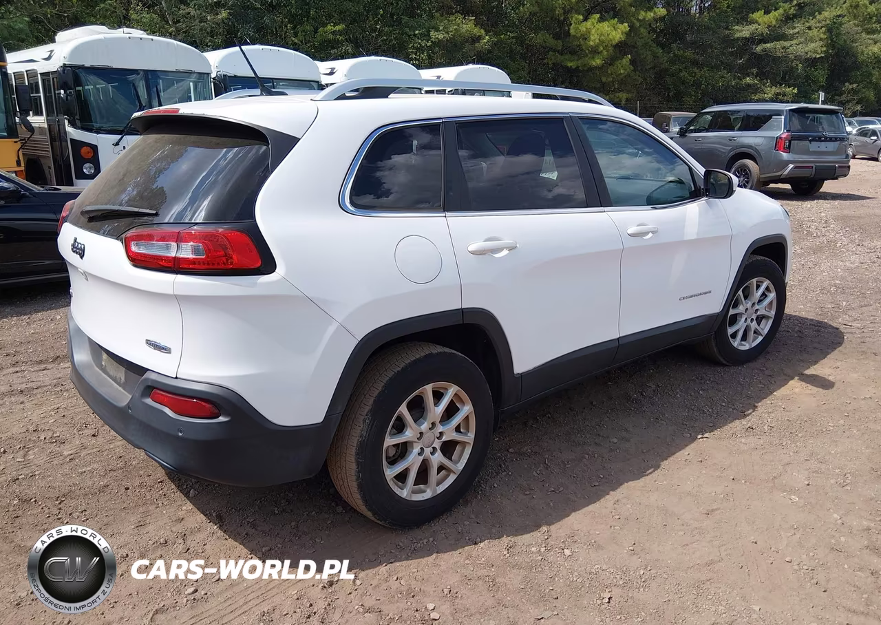 2018 Jeep Cherokee Latitude 4X4 VIN:1C4PJMCBXJD528588 - 4