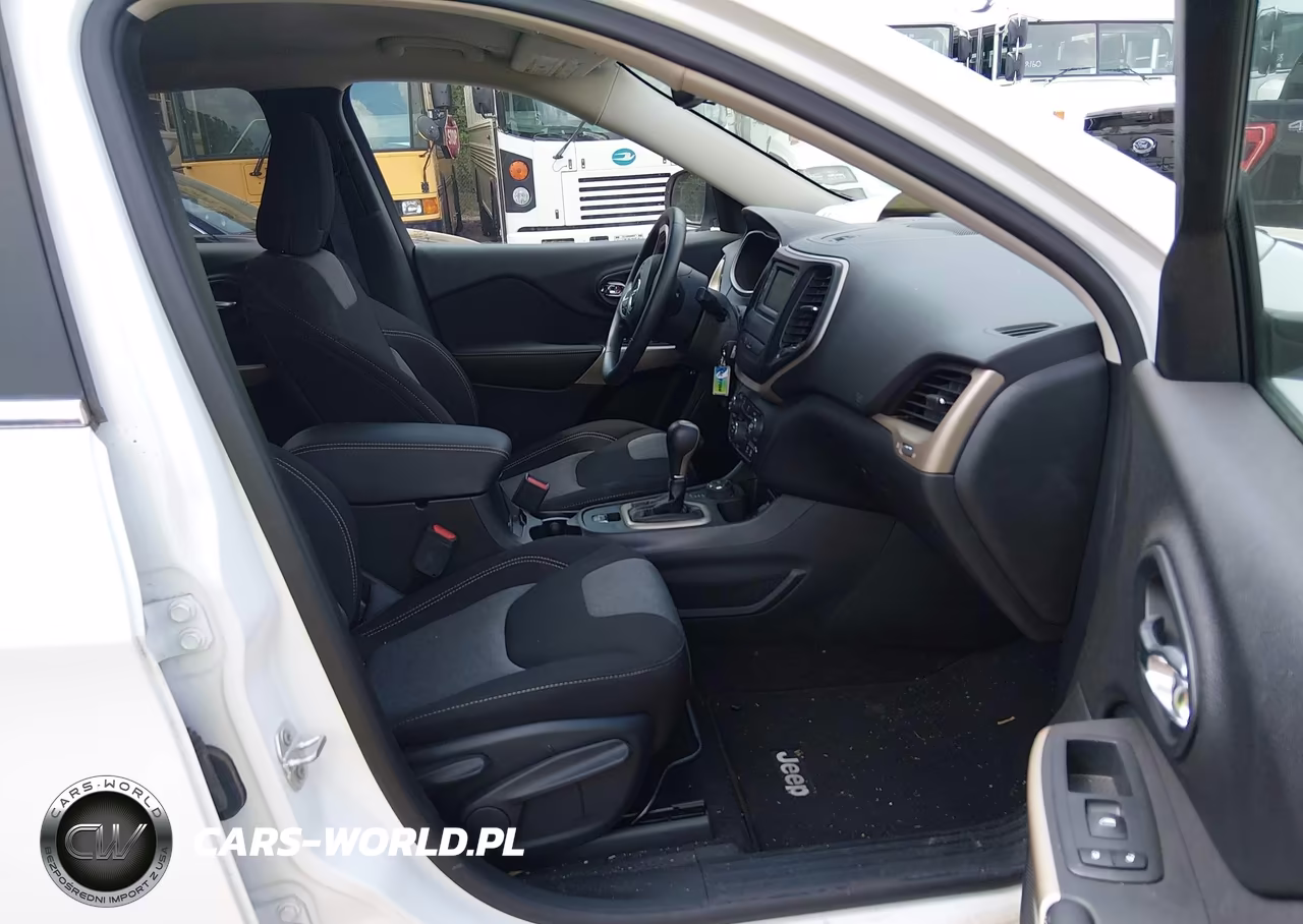 2018 Jeep Cherokee Latitude 4X4 VIN:1C4PJMCBXJD528588 - 5