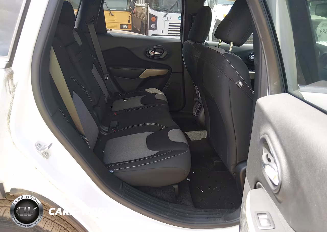 2018 Jeep Cherokee Latitude 4X4 VIN:1C4PJMCBXJD528588 - 8