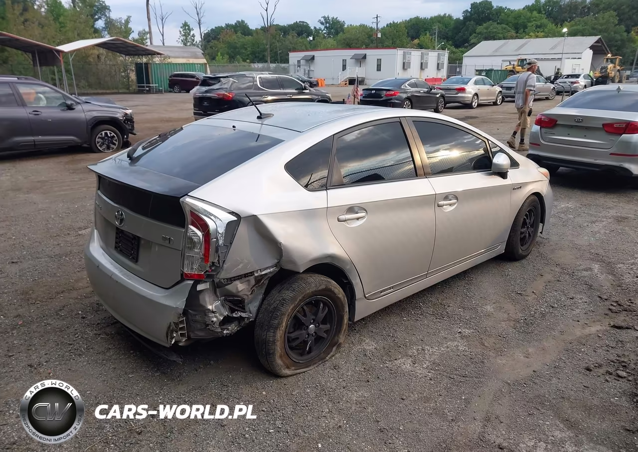 2014 Toyota Prius Three VIN:JTDKN3DU9E1772202 - 4