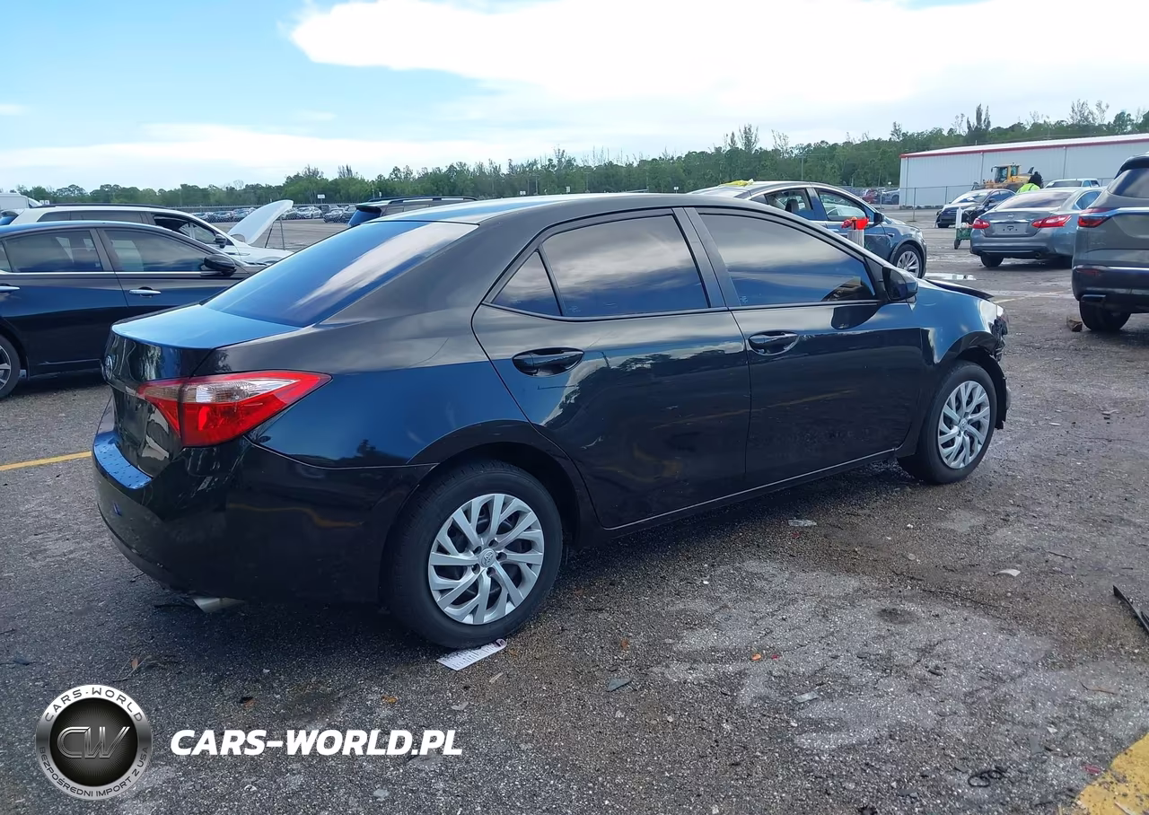 2017 Toyota Corolla Le VIN:5YFBURHE6HP670476 - 4