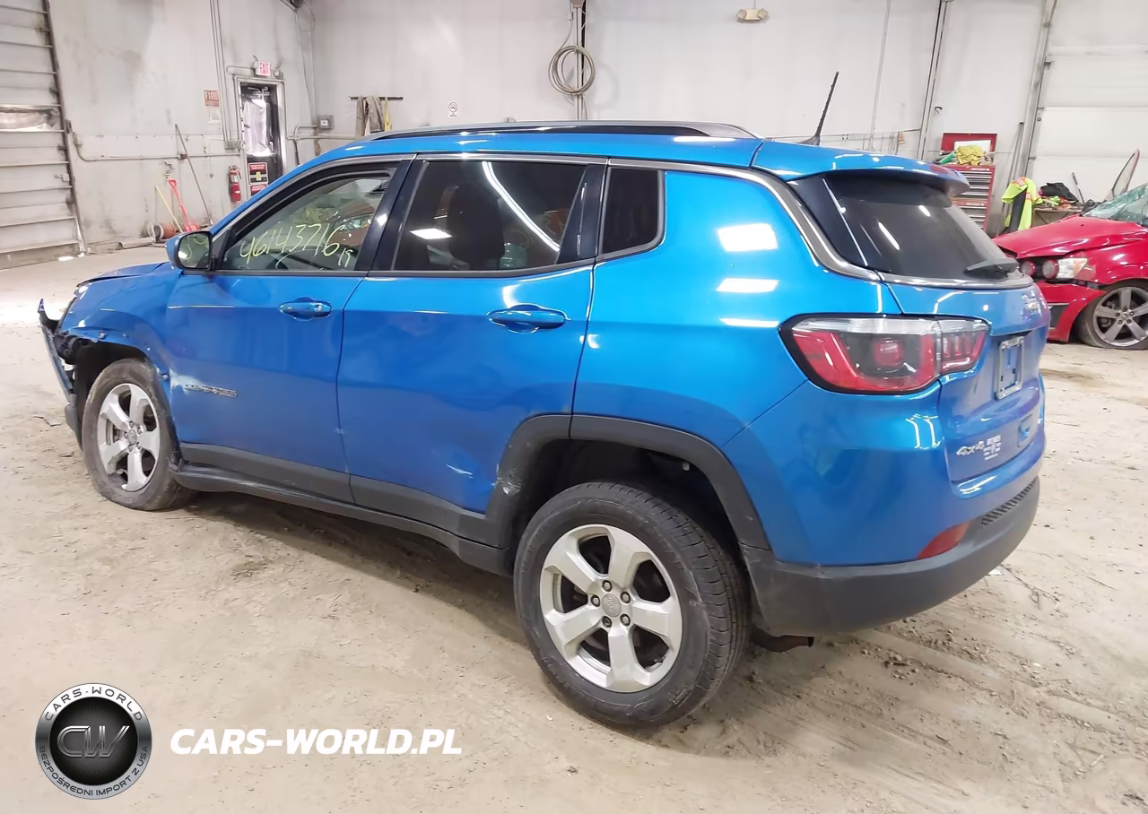 2019 Jeep Compass Latitude 4X4 VIN:3C4NJDBB8KT682463 - 3
