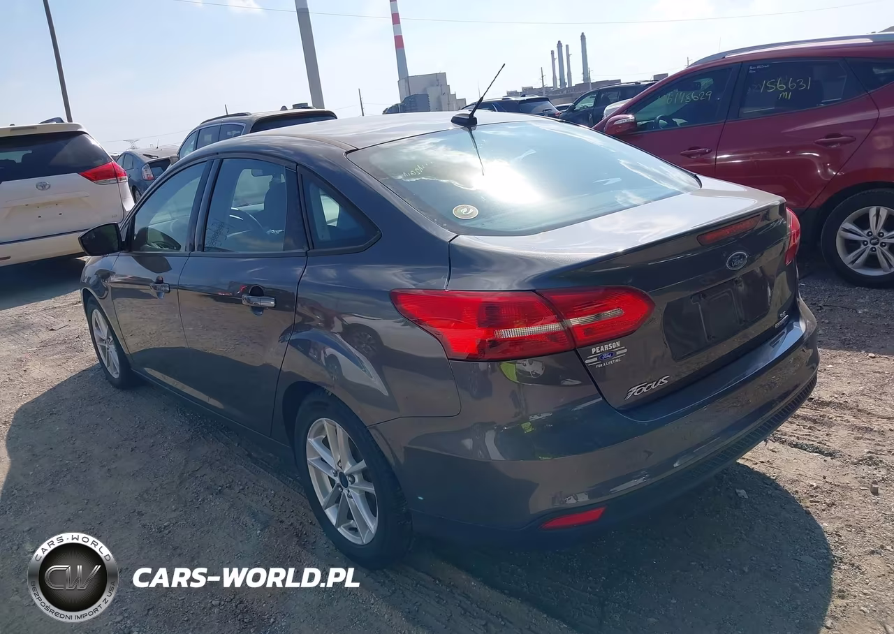2015 Ford Focus Se VIN:1FADP3F2XFL383644 - 3