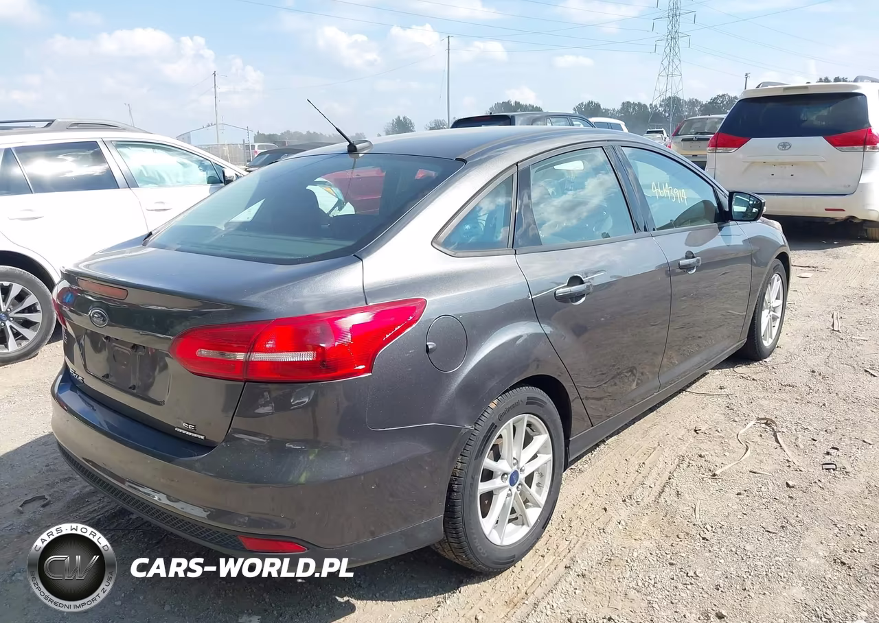 2015 Ford Focus Se VIN:1FADP3F2XFL383644 - 4