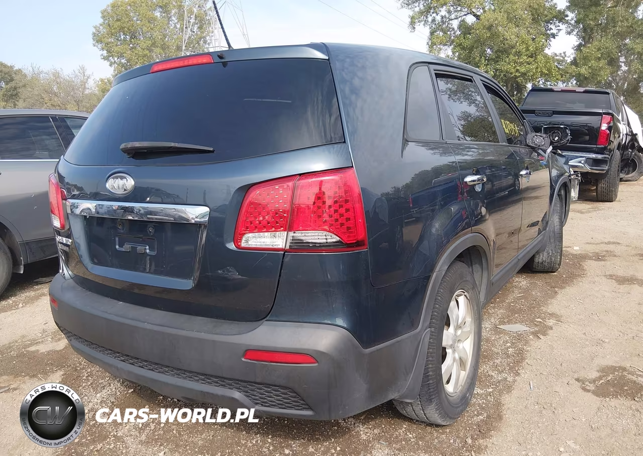 2011 Kia Sorento Lx VIN:5XYKT3A18BG179796 - 4