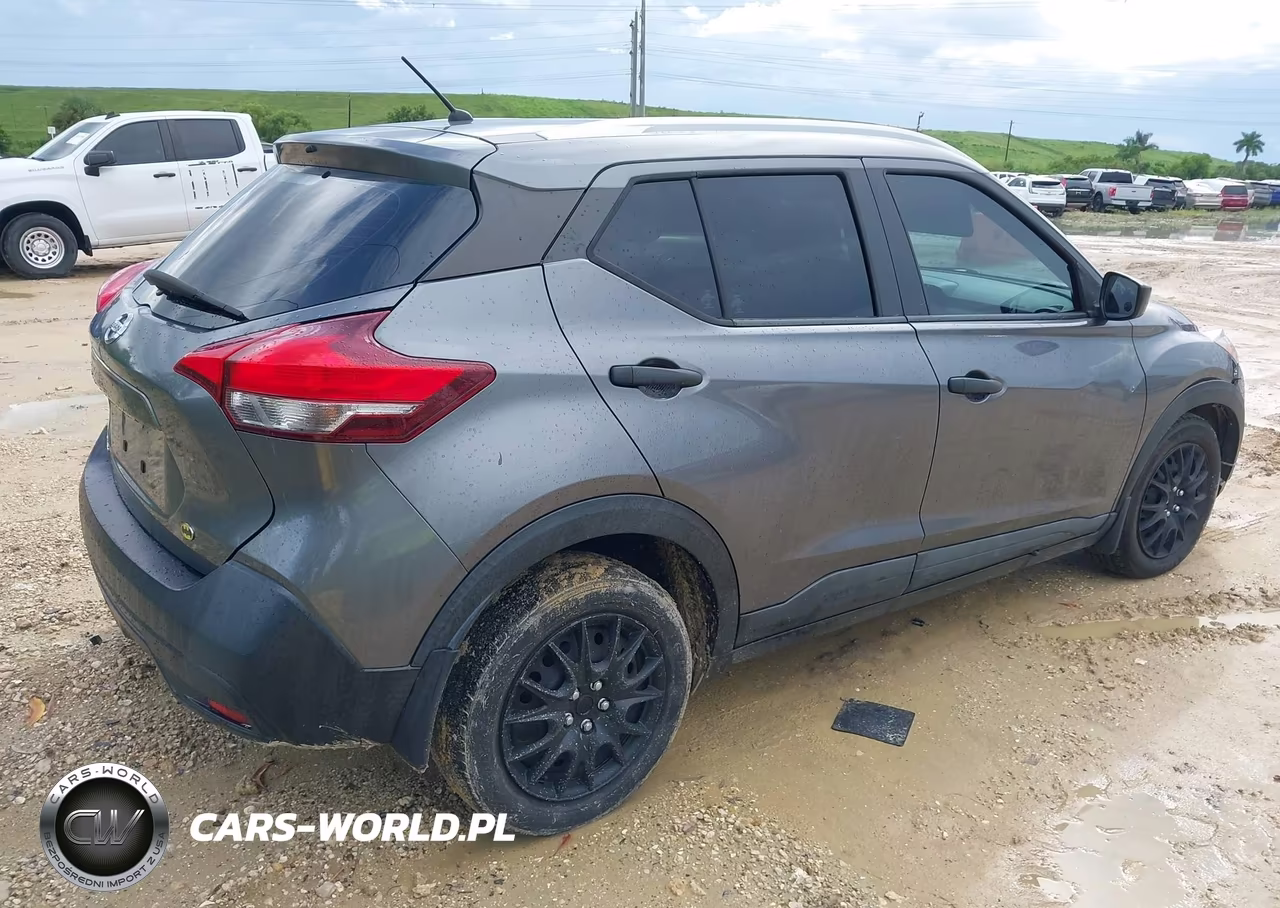 2019 Nissan Kicks S VIN:3N1CP5CUXKL517559 - 4