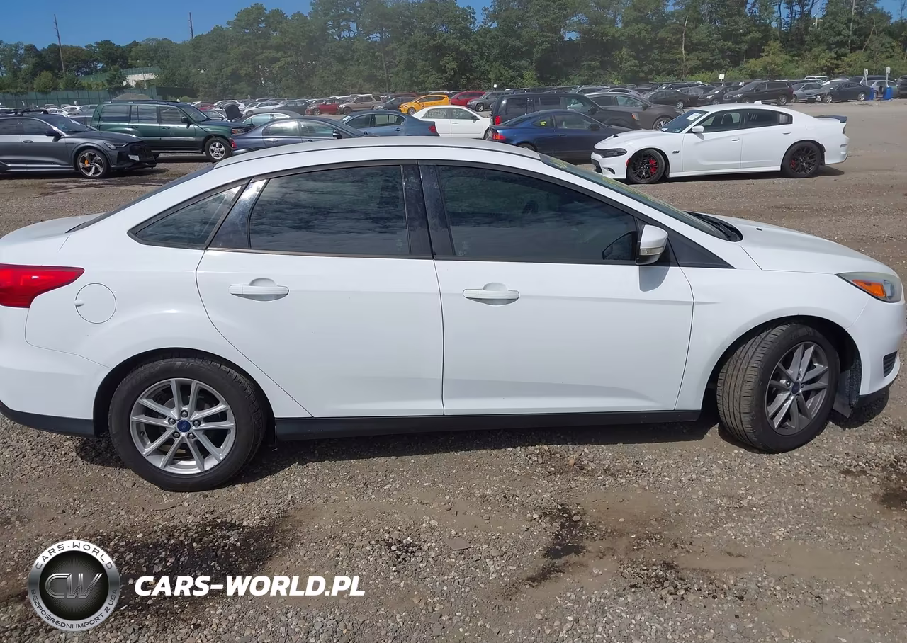2017 Ford Focus Se VIN:1FADP3F2XHL300040 - 13