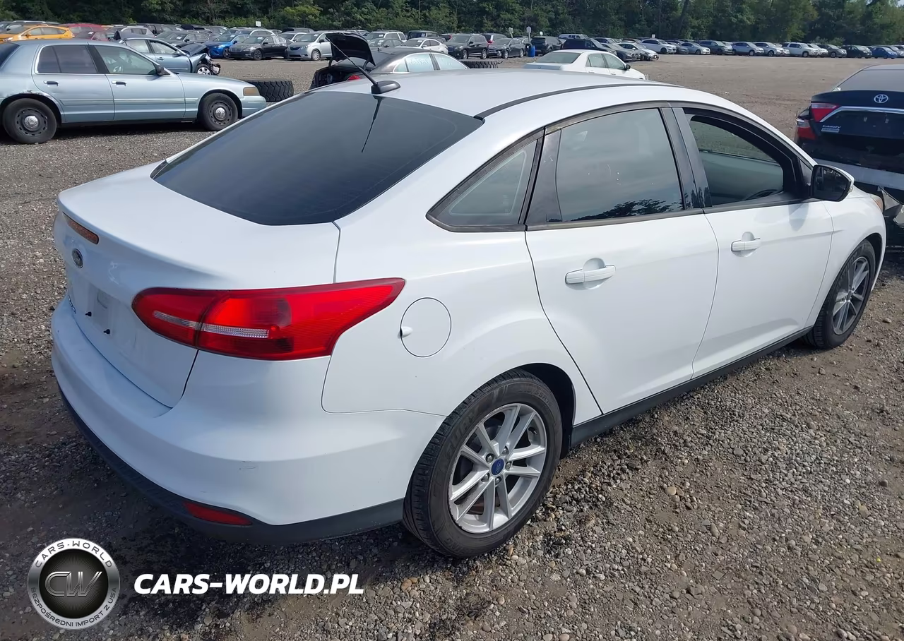 2017 Ford Focus Se VIN:1FADP3F2XHL300040 - 4