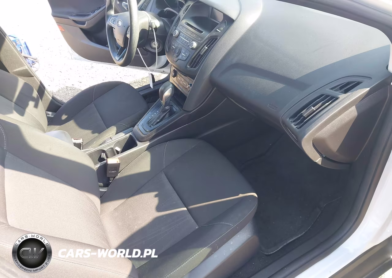 2017 Ford Focus Se VIN:1FADP3F2XHL300040 - 5