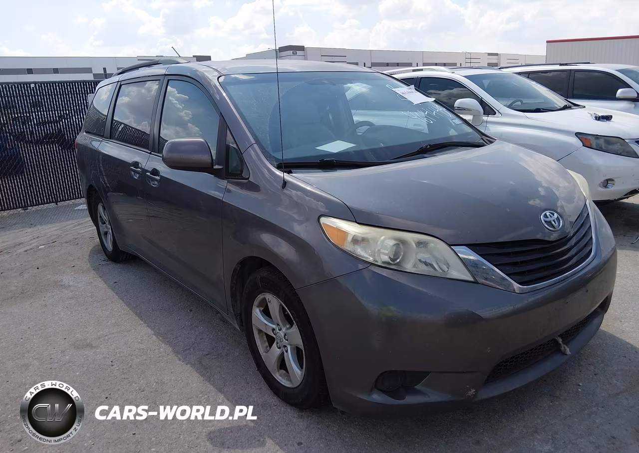 2013 Toyota Sienna Le V6 8 Passenger