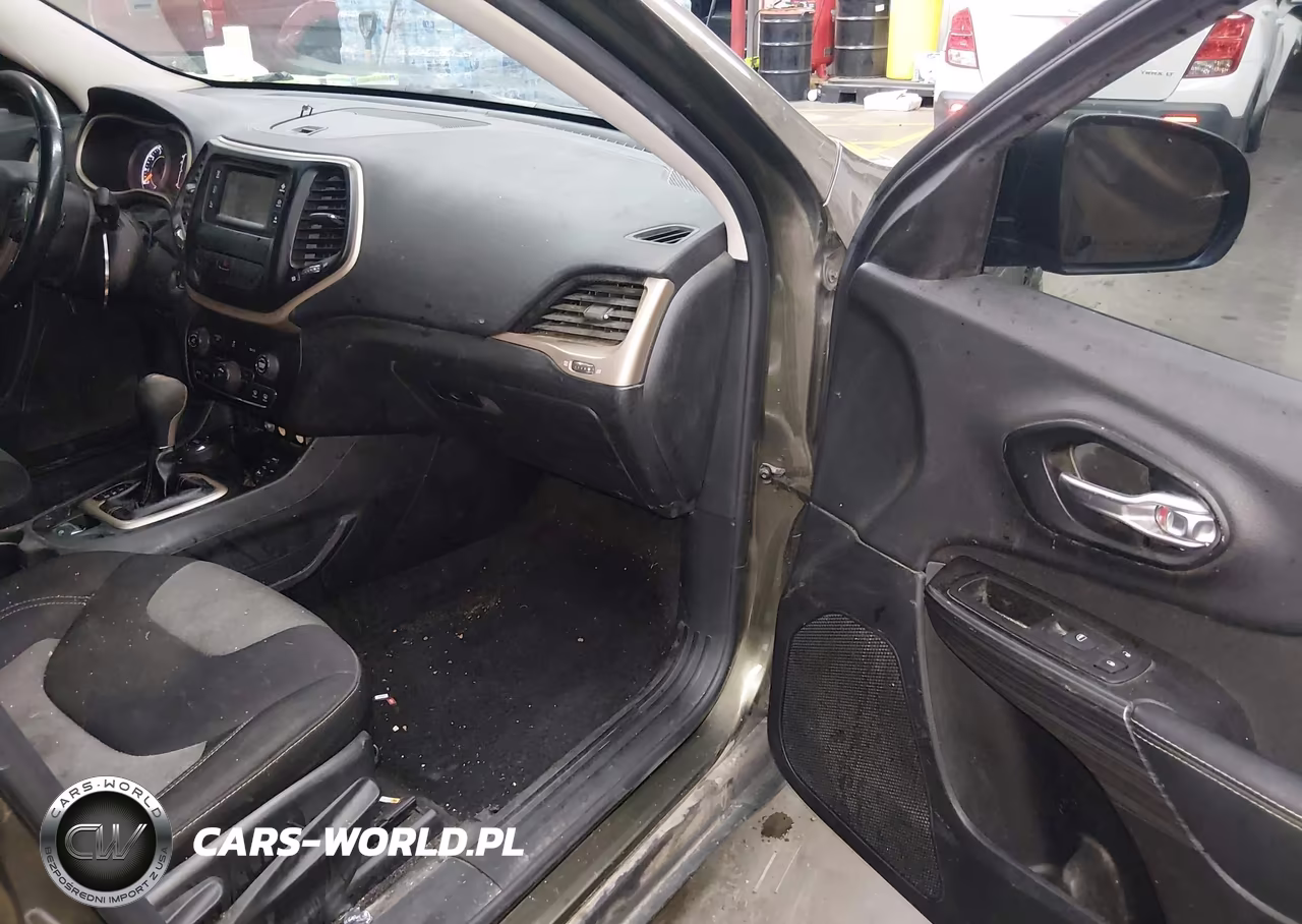 2015 Jeep Cherokee Sport VIN:1C4PJMAB1FW564586 - 5