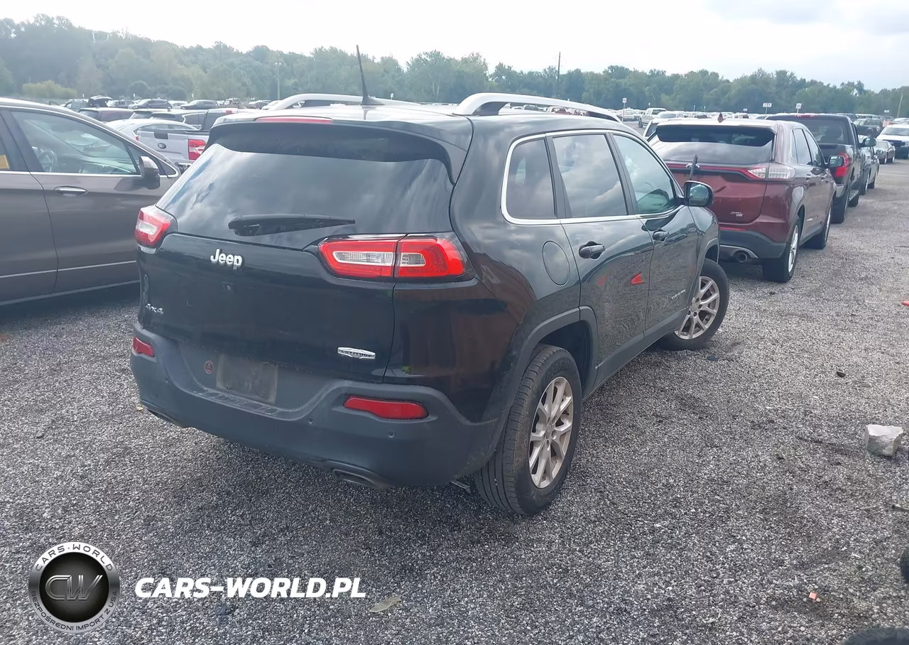 2017 Jeep Cherokee Latitude 4X4 VIN:1C4PJMCS5HW612980 - 4