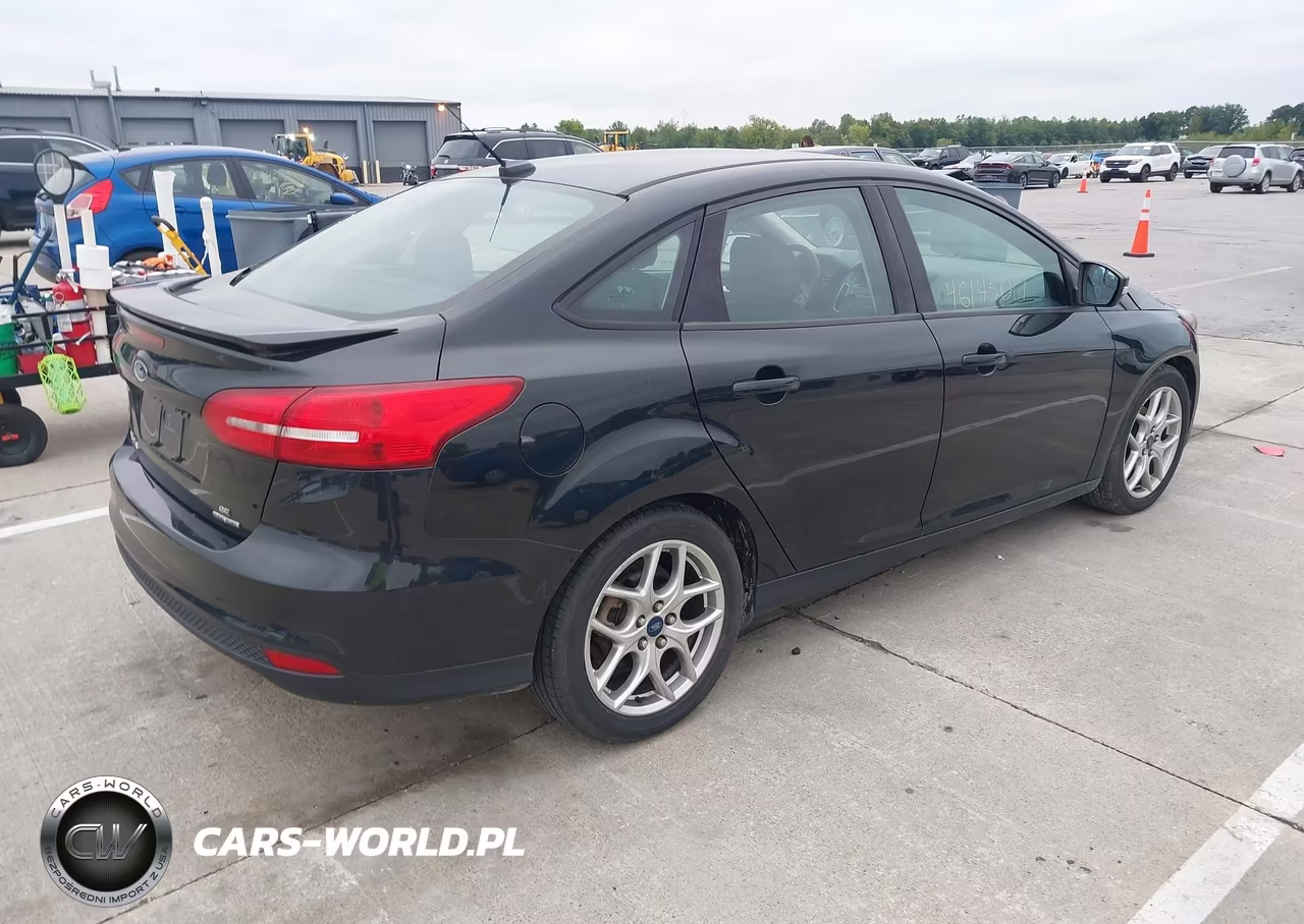 2015 Ford Focus Se VIN:1FADP3F24FL319938 - 4