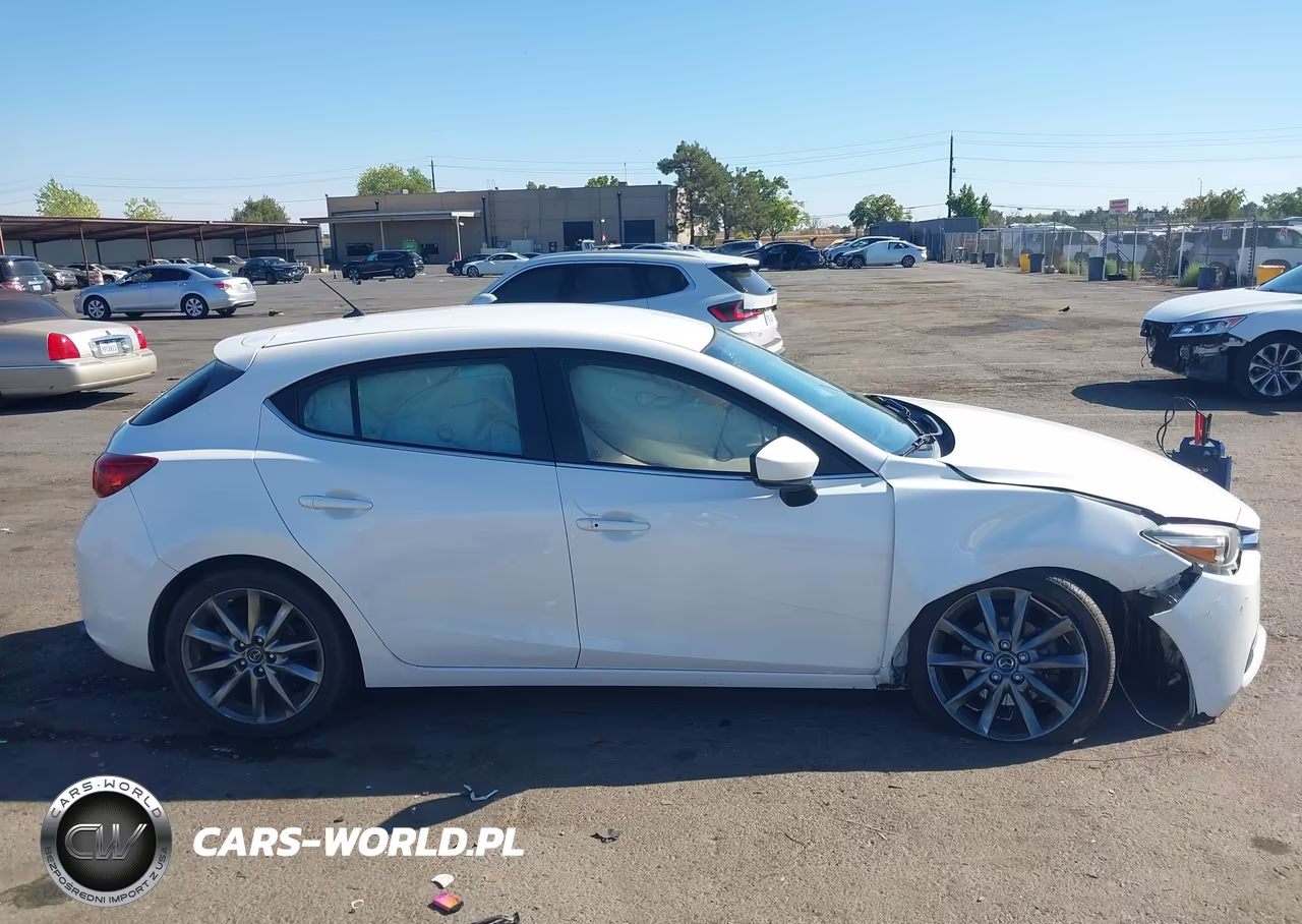 2018 Mazda Mazda3 Touring VIN:3MZBN1L37JM180241 - 13