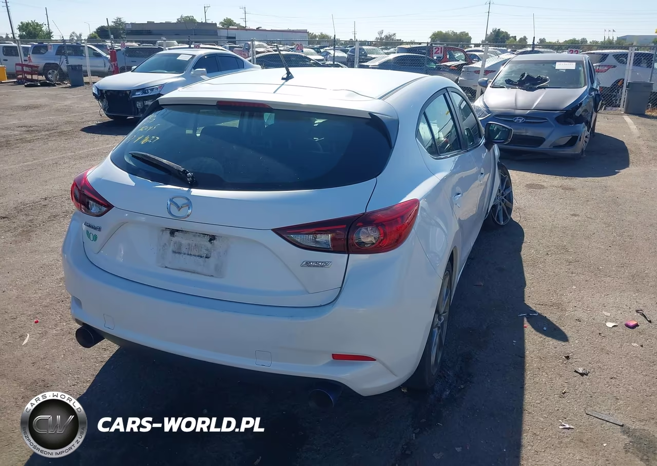 2018 Mazda Mazda3 Touring VIN:3MZBN1L37JM180241 - 4