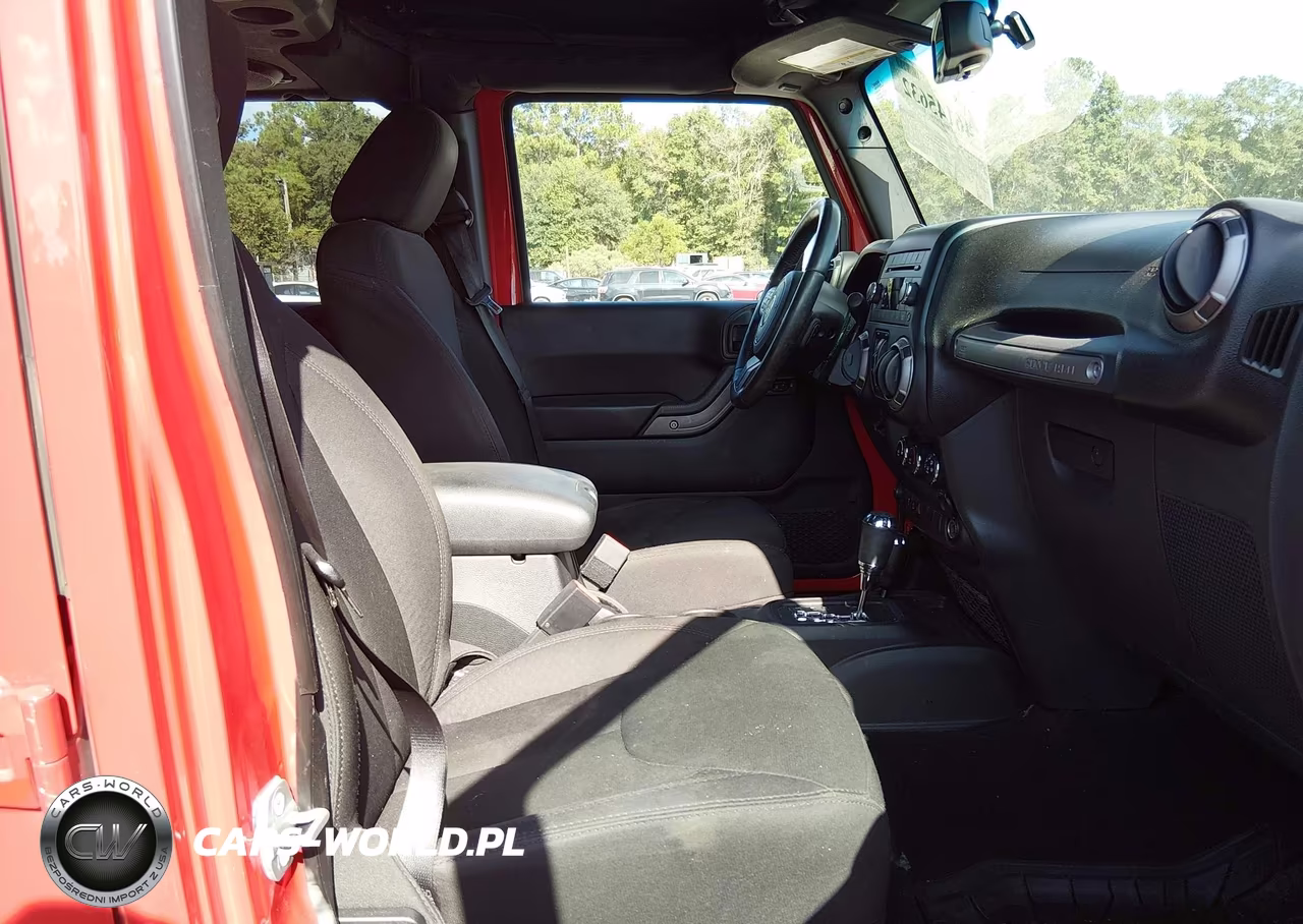 2014 Jeep Wrangler Unlimited Sport VIN:1C4BJWDG1EL298645 - 5