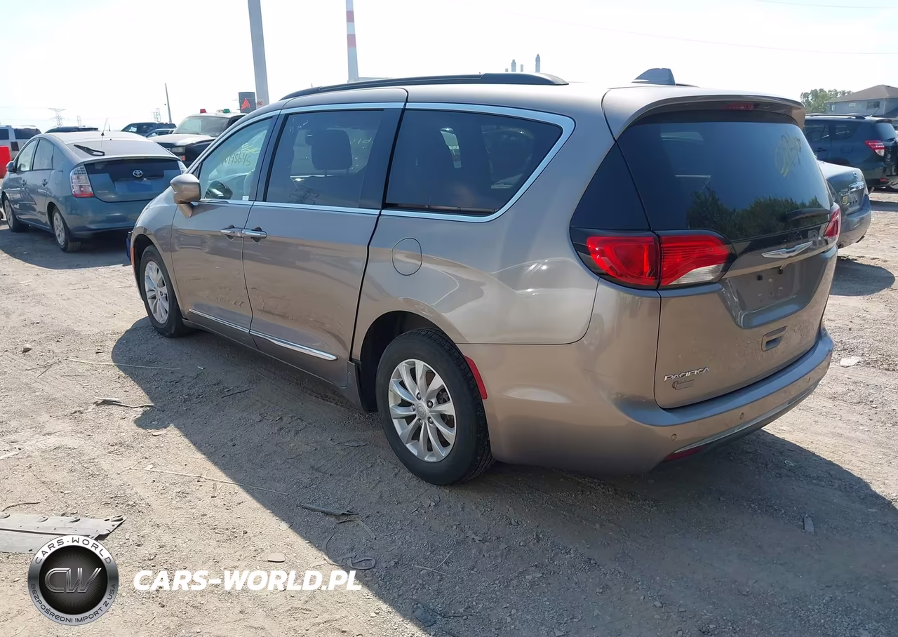 2017 Chrysler Pacifica Touring-L VIN:2C4RC1BGXHR739313 - 3