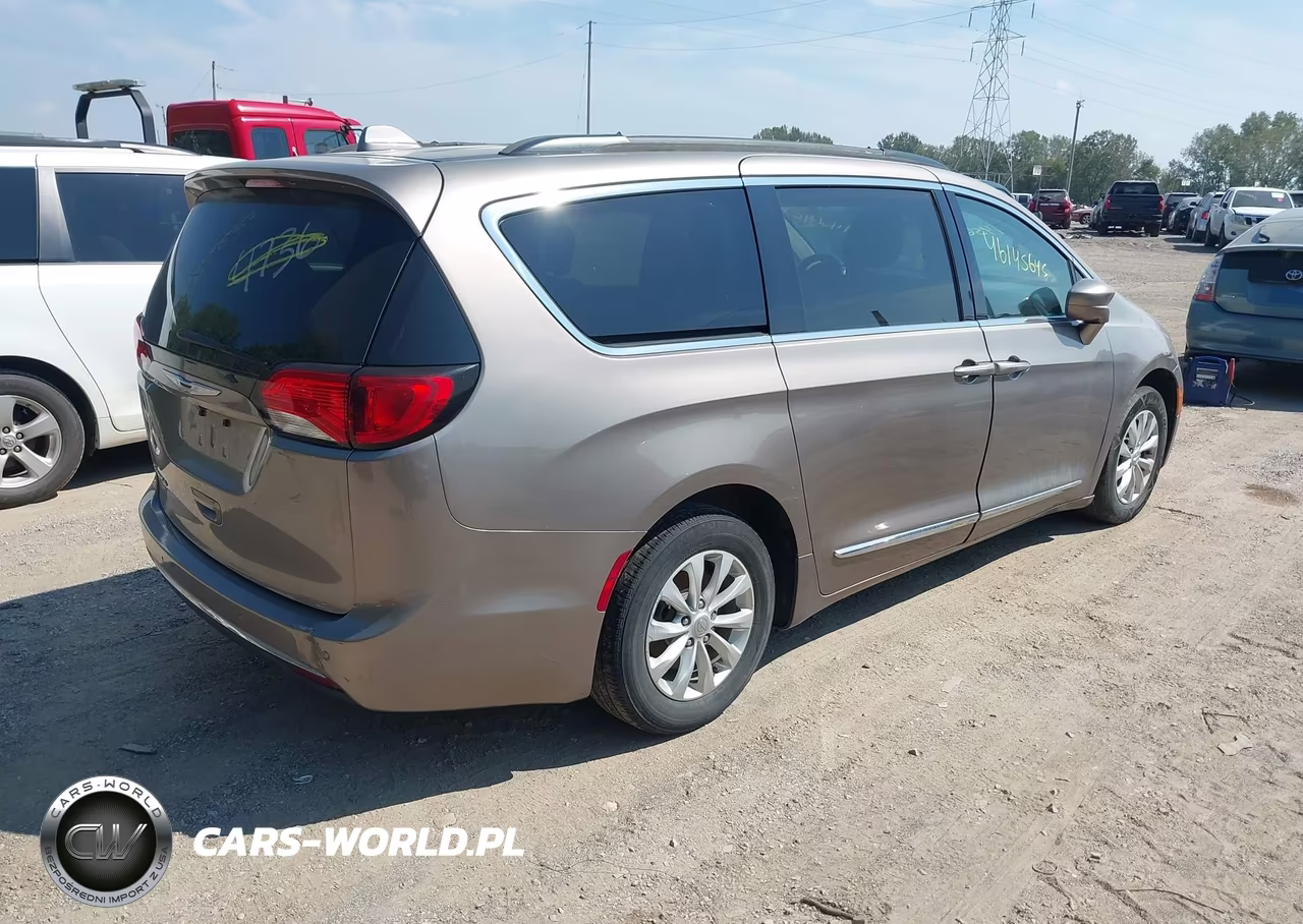 2017 Chrysler Pacifica Touring-L VIN:2C4RC1BGXHR739313 - 4