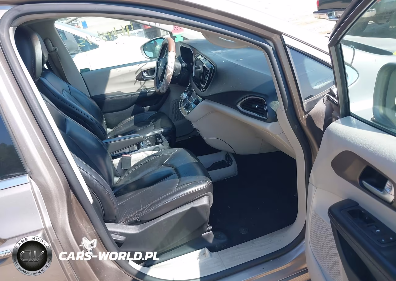 2017 Chrysler Pacifica Touring-L VIN:2C4RC1BGXHR739313 - 5