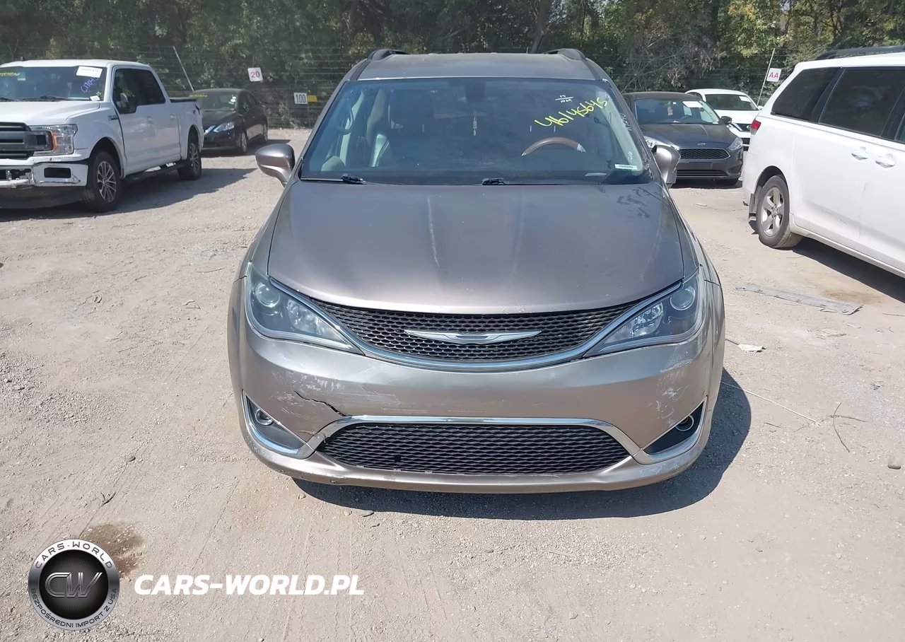 2017 Chrysler Pacifica Touring-L VIN:2C4RC1BGXHR739313 - 6