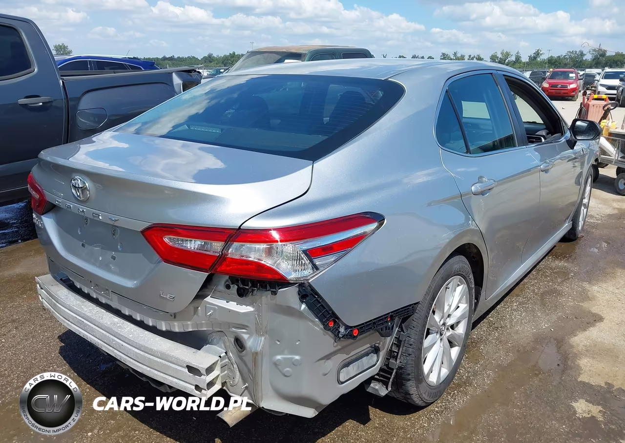 2018 Toyota Camry Le VIN:4T1B11HK5JU655682 - 4