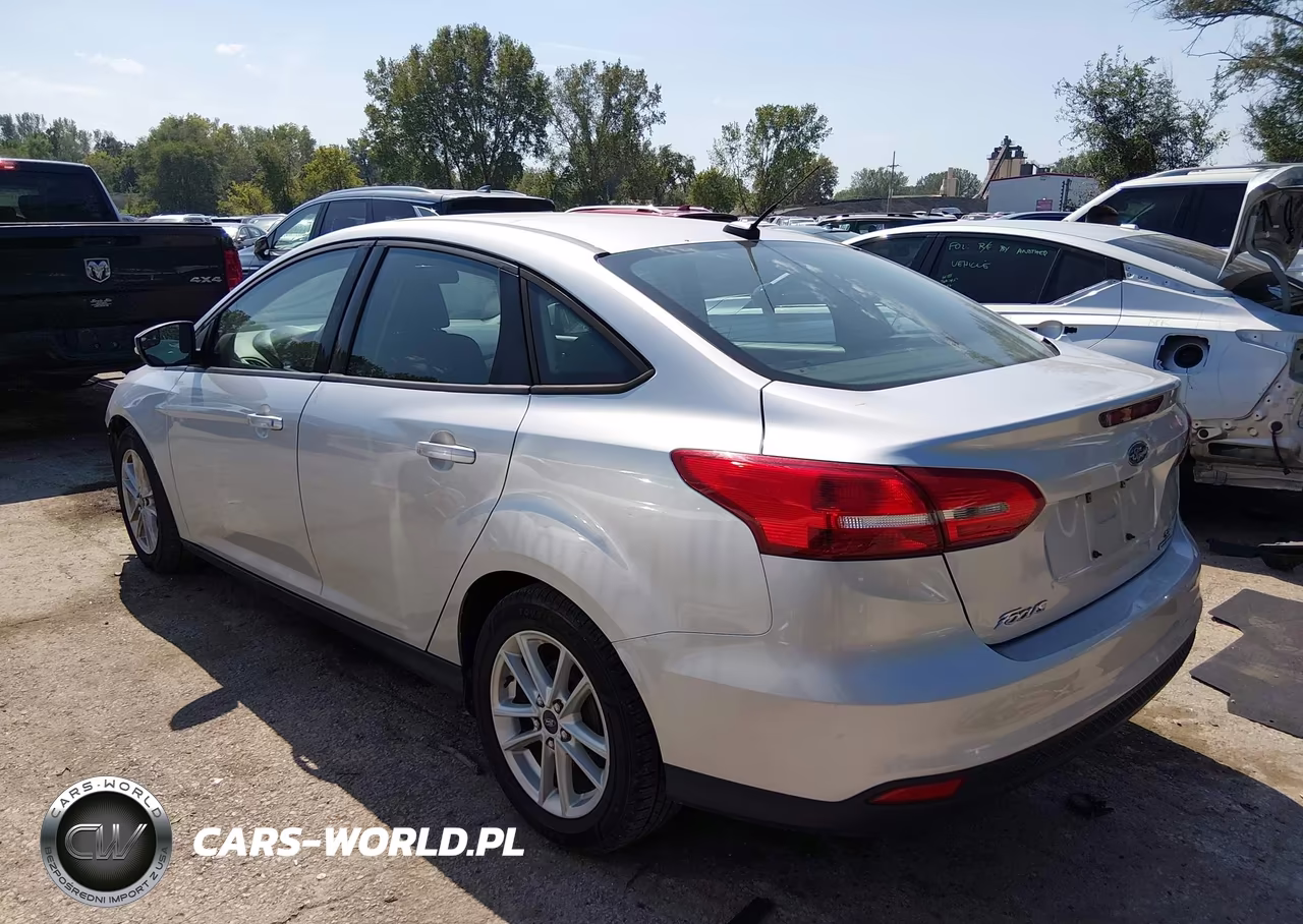 2015 Ford Focus Se VIN:1FADP3F21FL270035 - 3