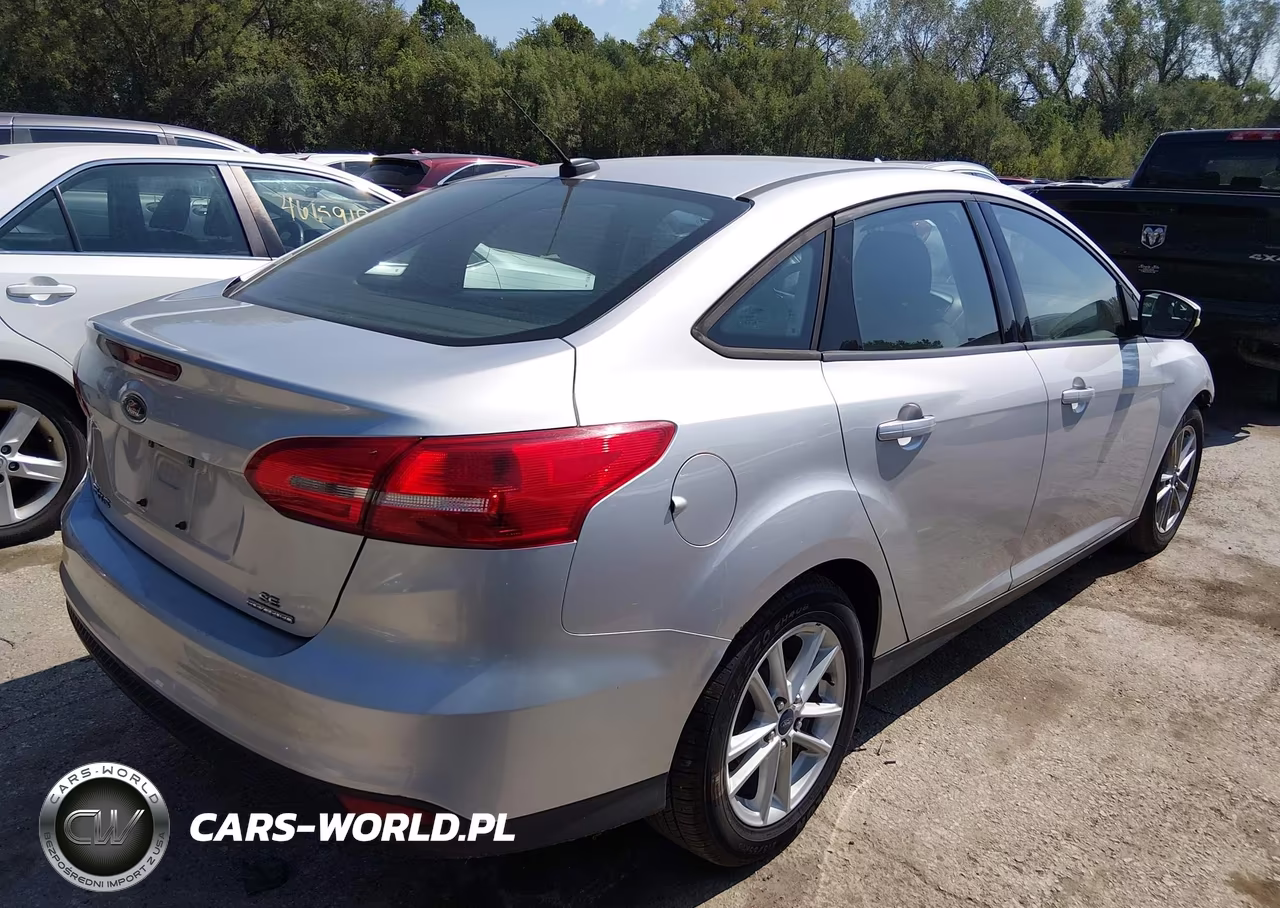 2015 Ford Focus Se VIN:1FADP3F21FL270035 - 4