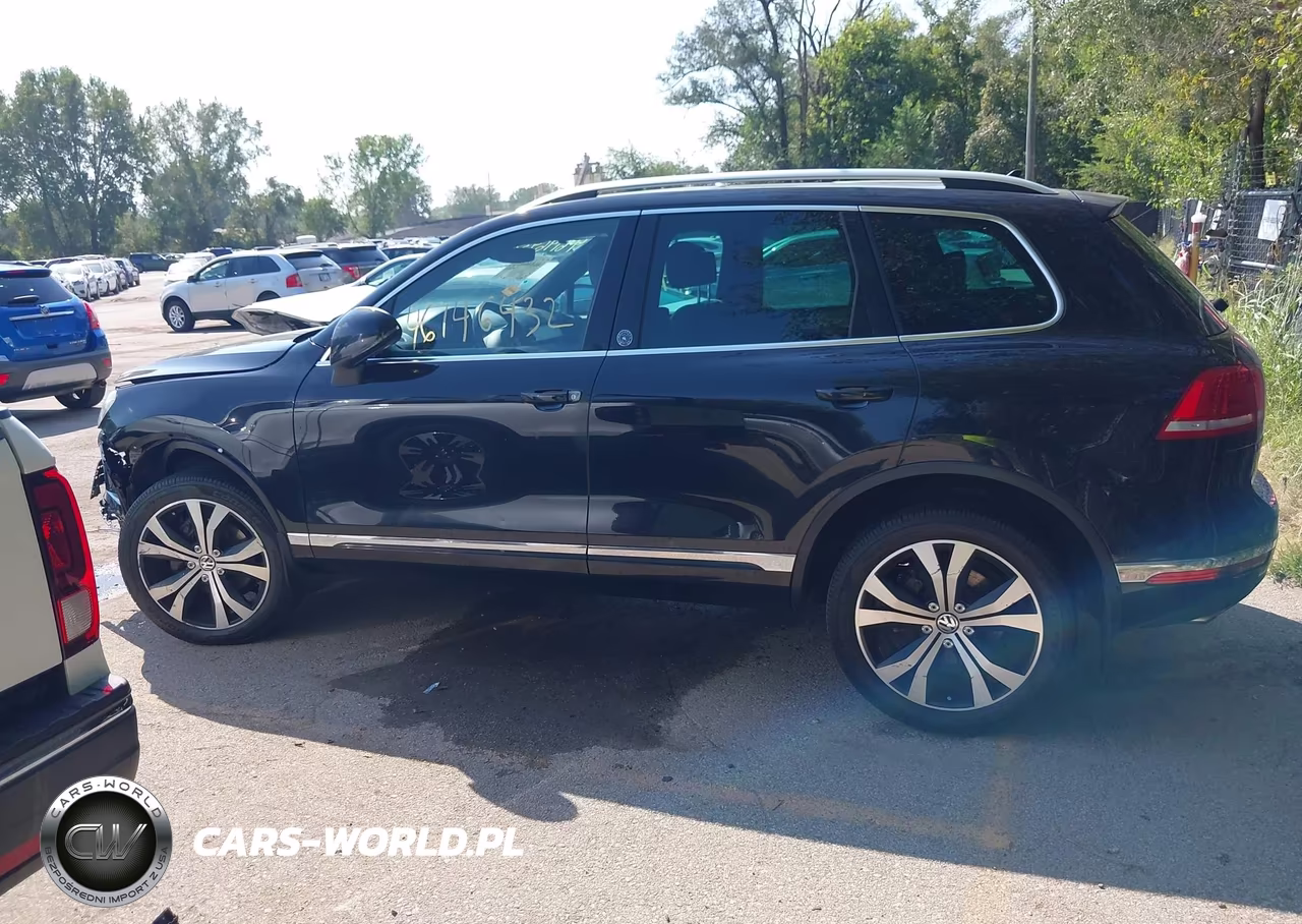 2017 Volkswagen Touareg V6 Wolfsburg Edition VIN:WVGRF7BP3HD003922 - 14
