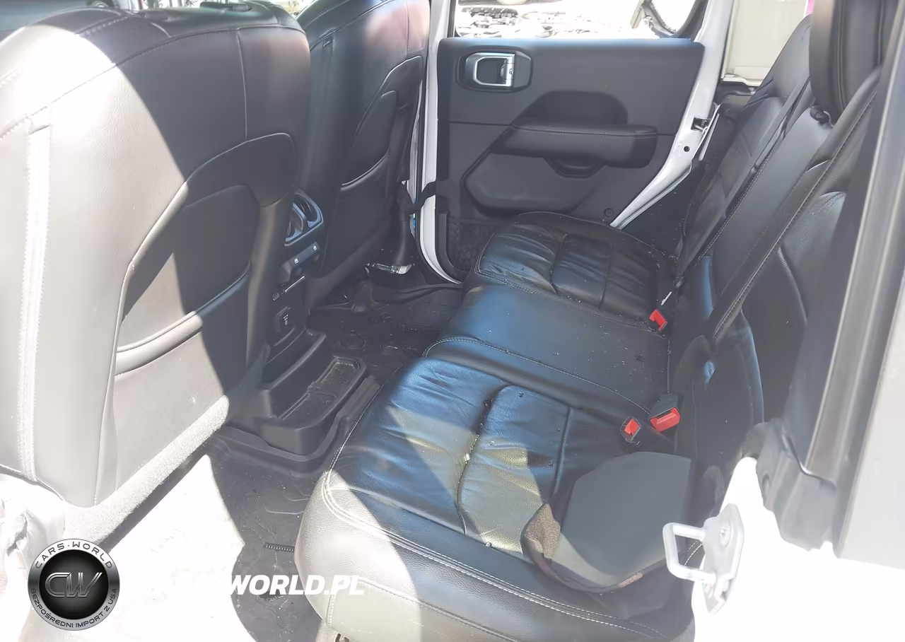 2018 Jeep Wrangler Unlimited Sahara 4X4 VIN:1C4HJXEG0JW149215 - 8