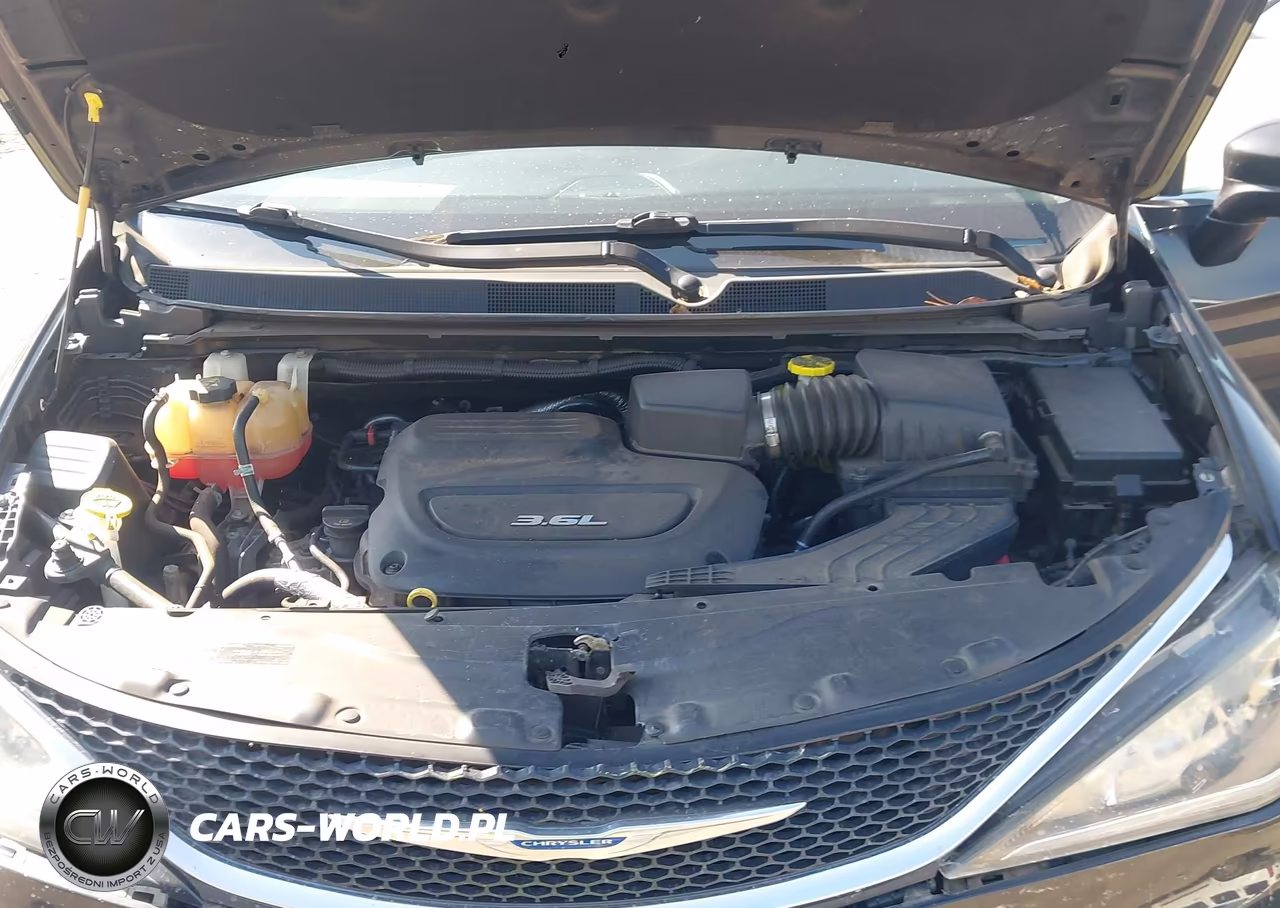 2018 Chrysler Pacifica Touring L Plus VIN:2C4RC1EG4JR226656 - 10