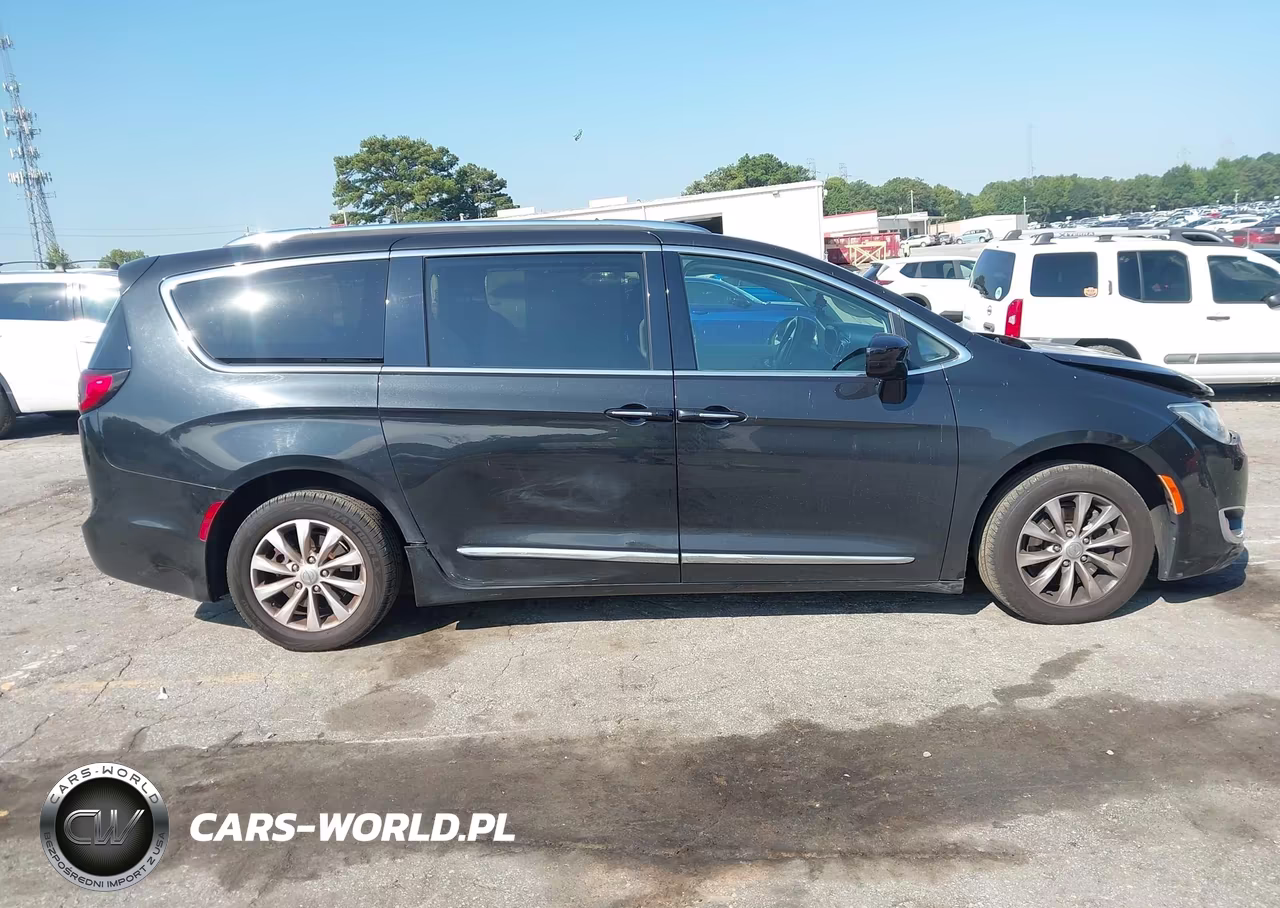 2018 Chrysler Pacifica Touring L Plus VIN:2C4RC1EG4JR226656 - 13
