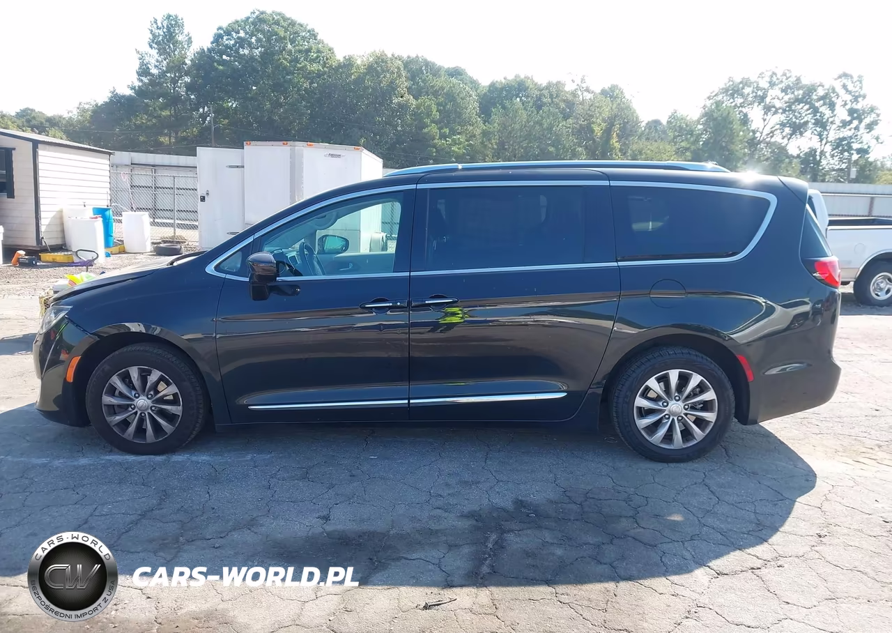 2018 Chrysler Pacifica Touring L Plus VIN:2C4RC1EG4JR226656 - 14