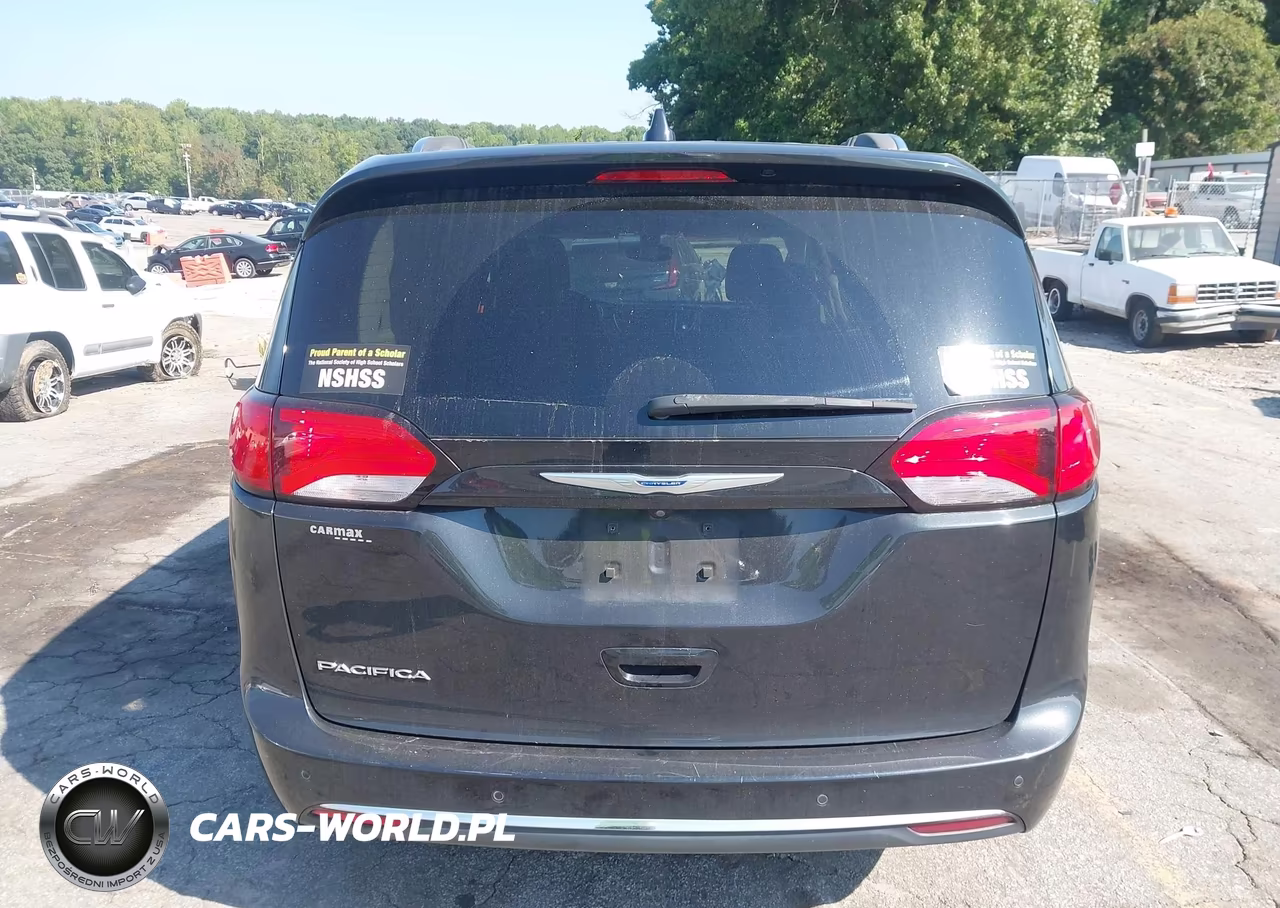 2018 Chrysler Pacifica Touring L Plus VIN:2C4RC1EG4JR226656 - 16