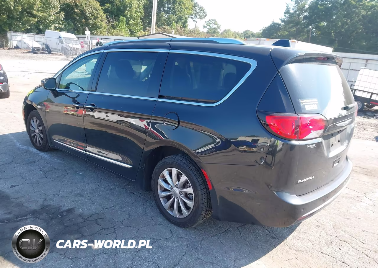 2018 Chrysler Pacifica Touring L Plus VIN:2C4RC1EG4JR226656 - 3
