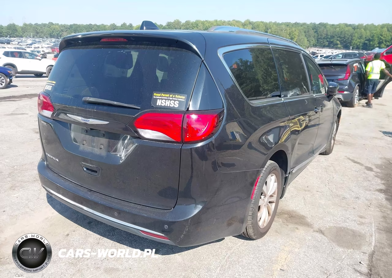 2018 Chrysler Pacifica Touring L Plus VIN:2C4RC1EG4JR226656 - 4