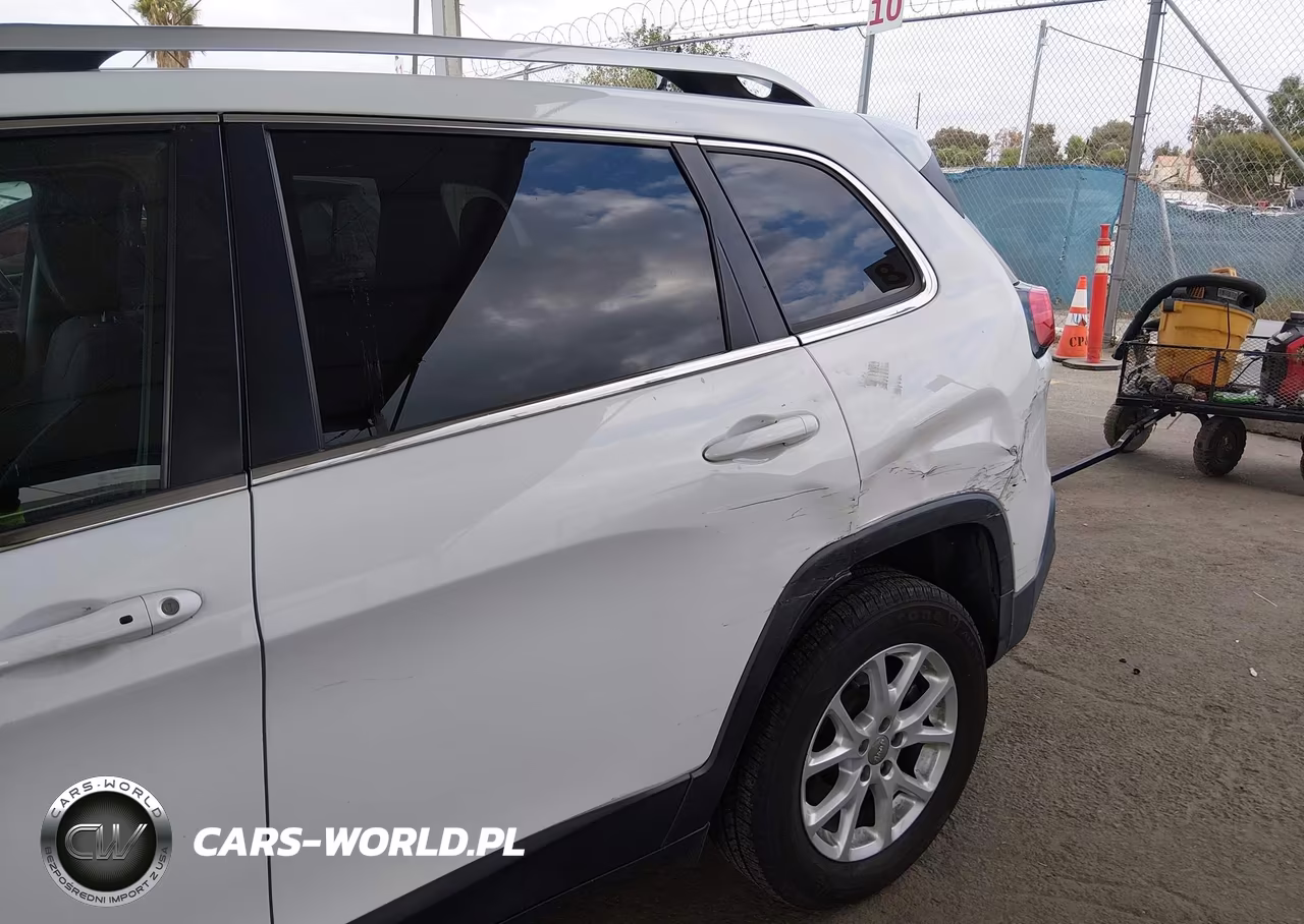 2015 Jeep Cherokee Latitude VIN:1C4PJMCB5FW687630 - 12