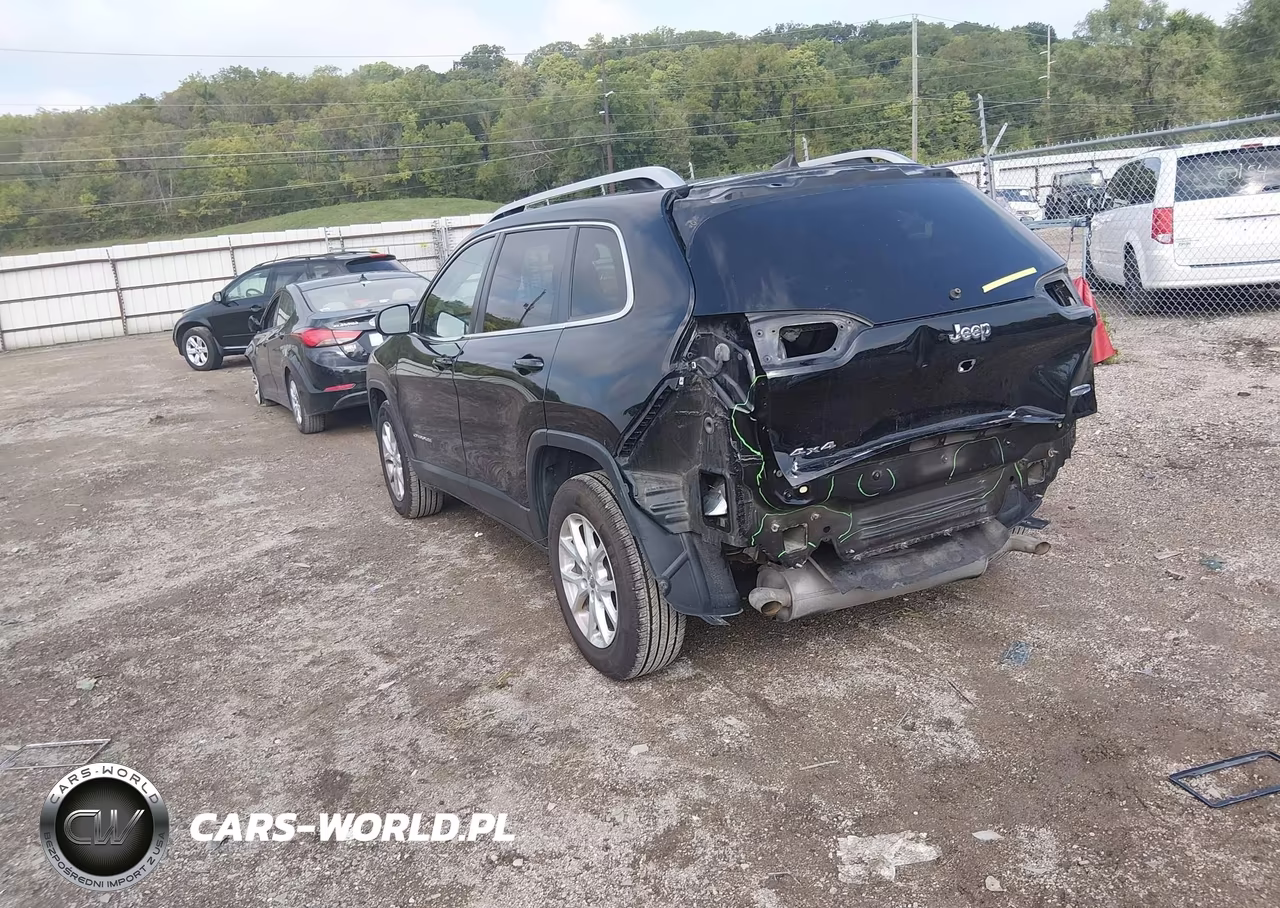 2017 Jeep Cherokee Latitude 4X4 VIN:1C4PJMCS2HD217974 - 3