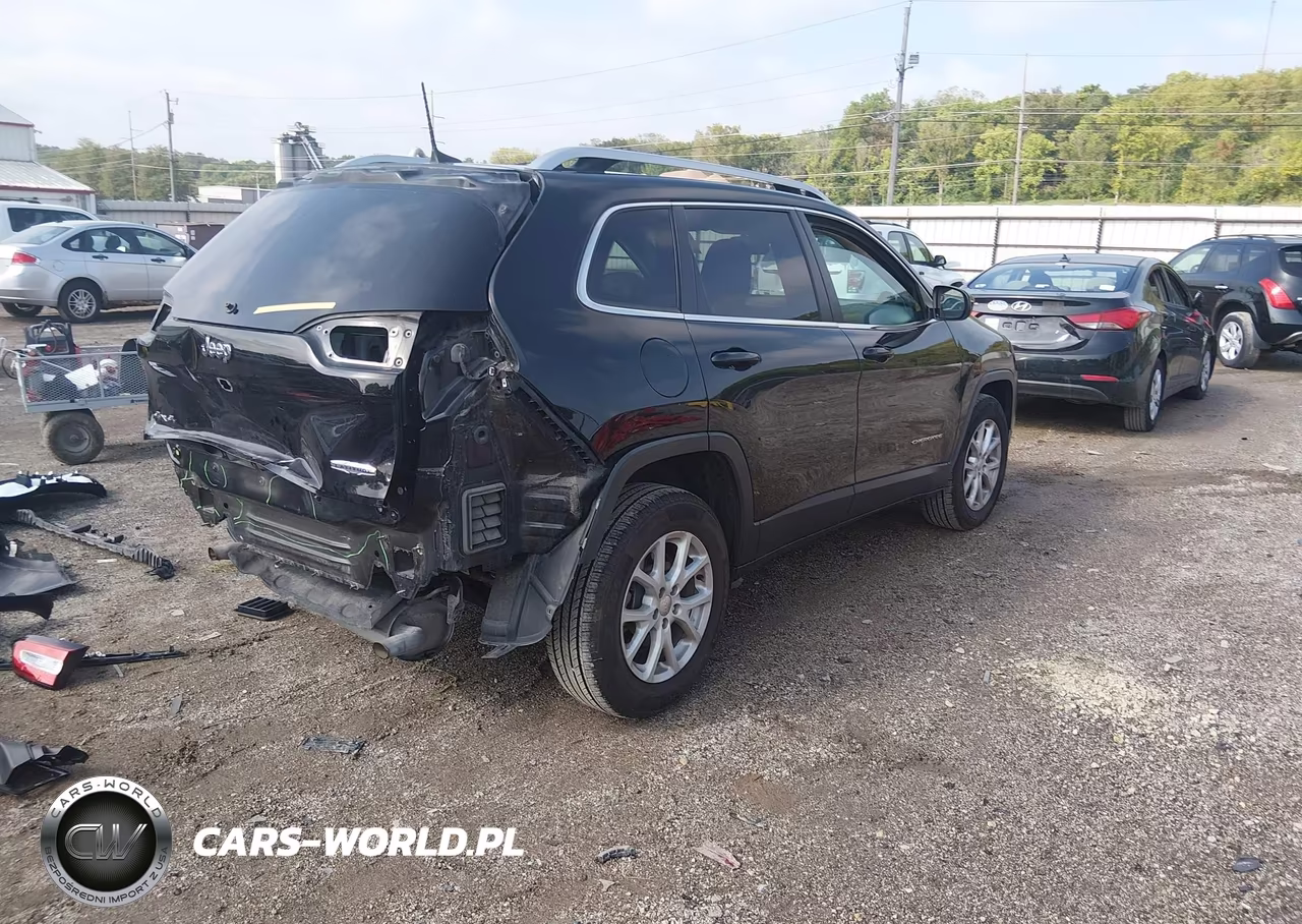 2017 Jeep Cherokee Latitude 4X4 VIN:1C4PJMCS2HD217974 - 4
