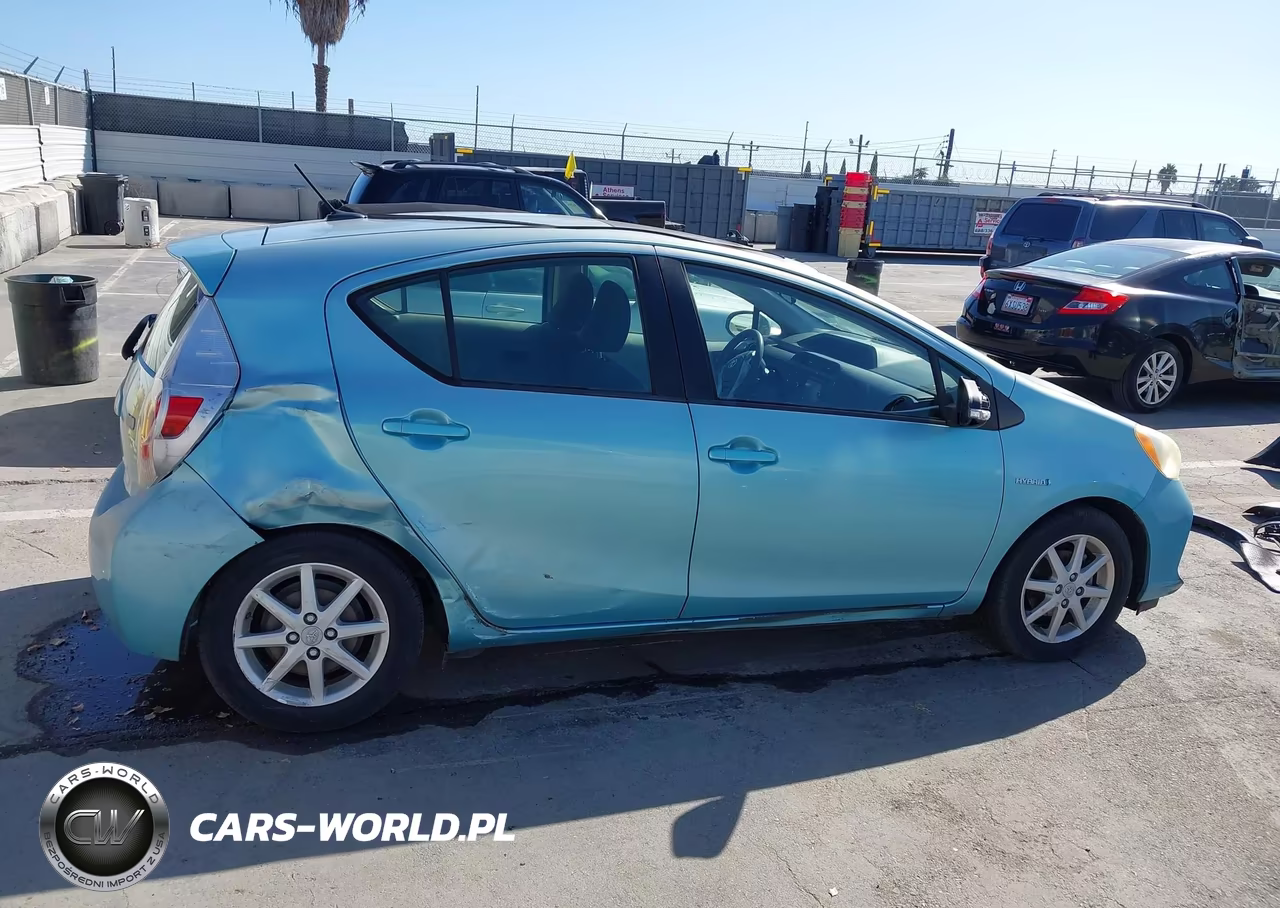 2013 Toyota Prius C Three VIN:JTDKDTB30D1046112 - 13