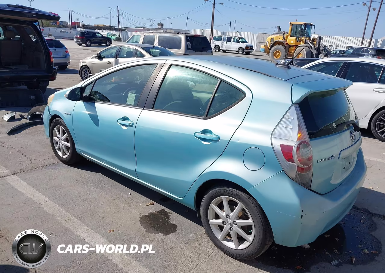 2013 Toyota Prius C Three VIN:JTDKDTB30D1046112 - 3
