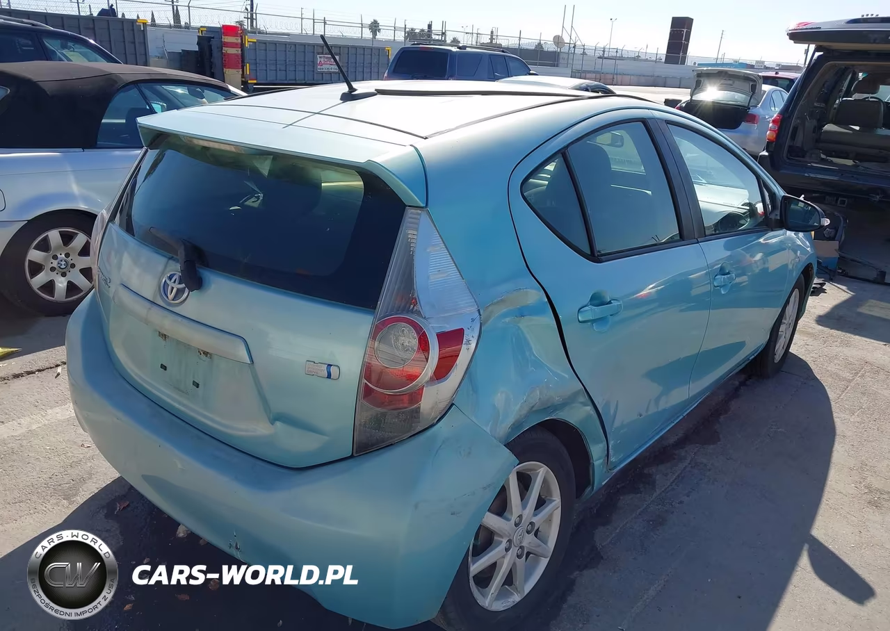 2013 Toyota Prius C Three VIN:JTDKDTB30D1046112 - 4