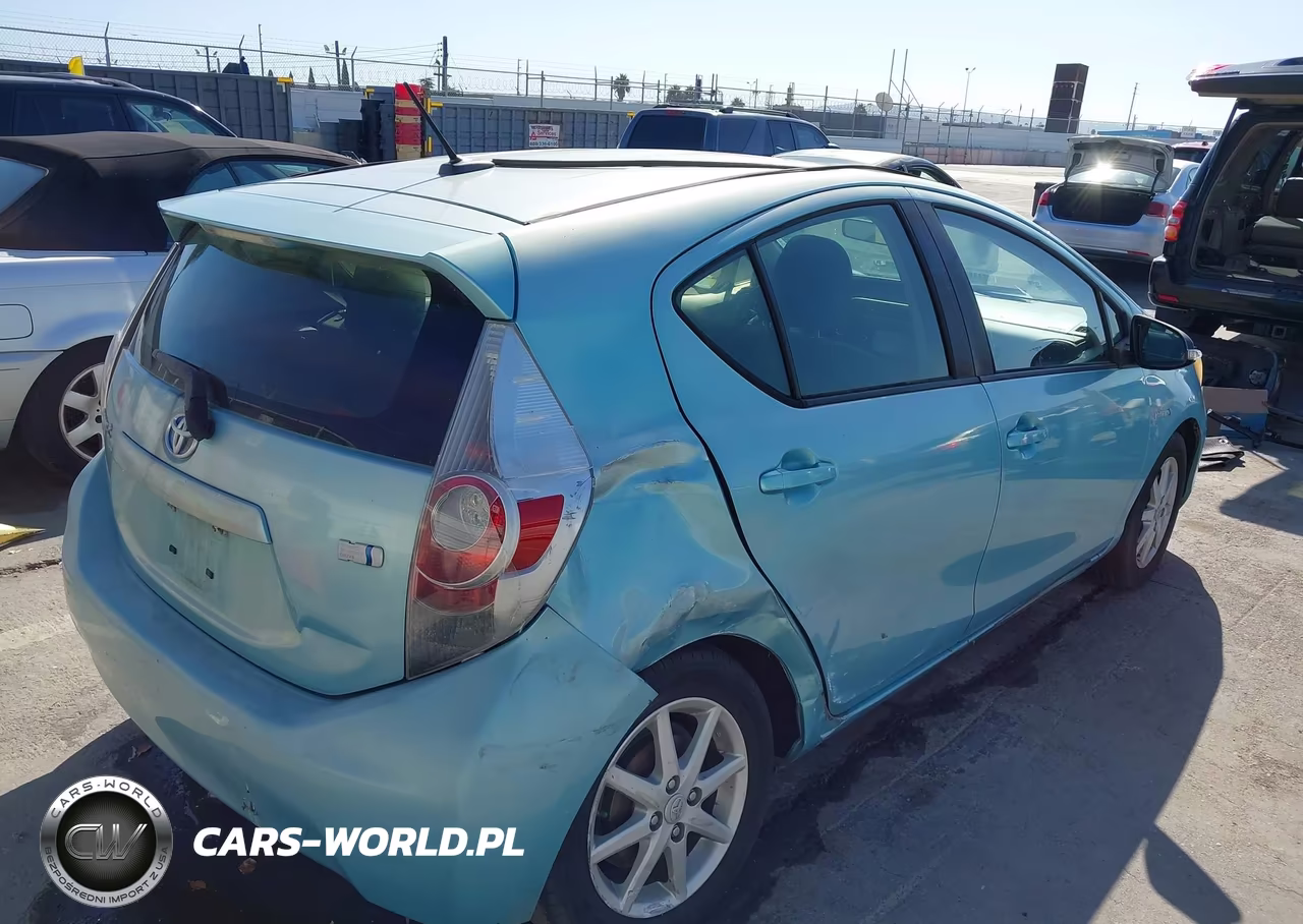 2013 Toyota Prius C Three VIN:JTDKDTB30D1046112 - 6