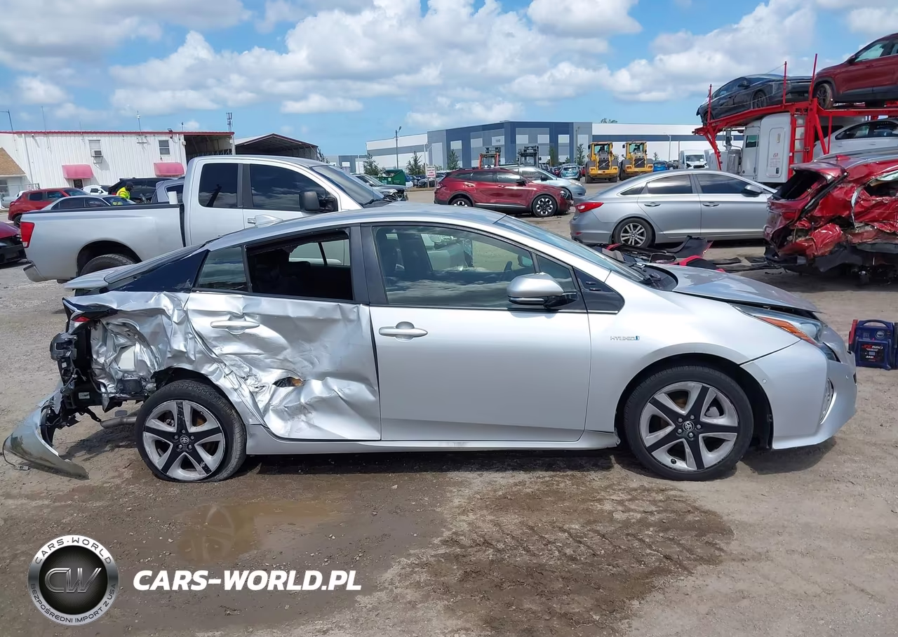 2018 Toyota Prius Three Touring VIN:JTDKARFU1J3058414 - 13