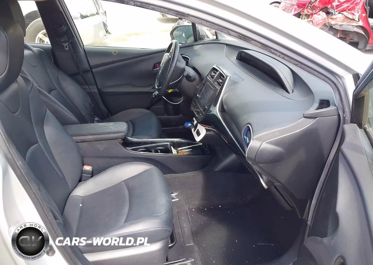 2018 Toyota Prius Three Touring VIN:JTDKARFU1J3058414 - 5