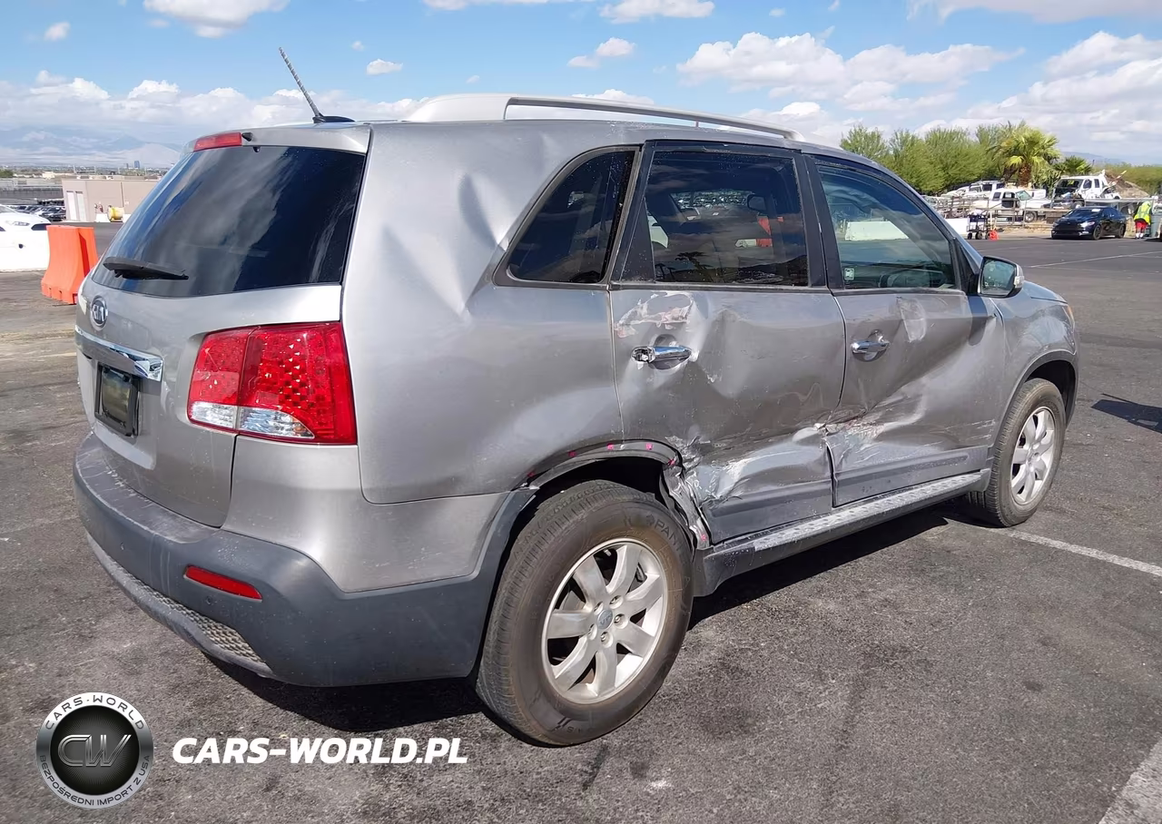 2013 Kia Sorento Lx VIN:5XYKT4A66DG423224 - 4