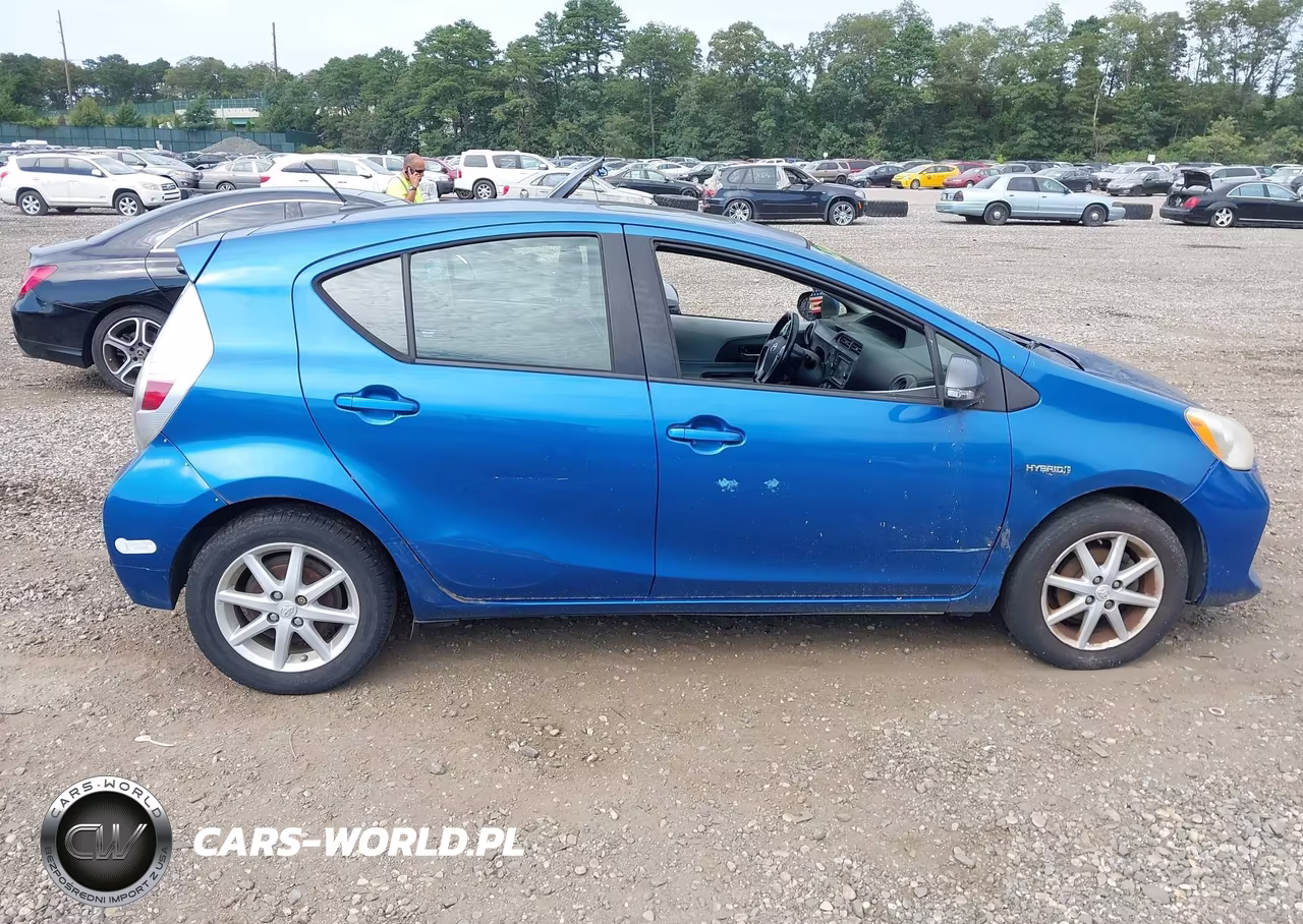 2014 Toyota Prius C Four VIN:JTDKDTB30E1081489 - 13