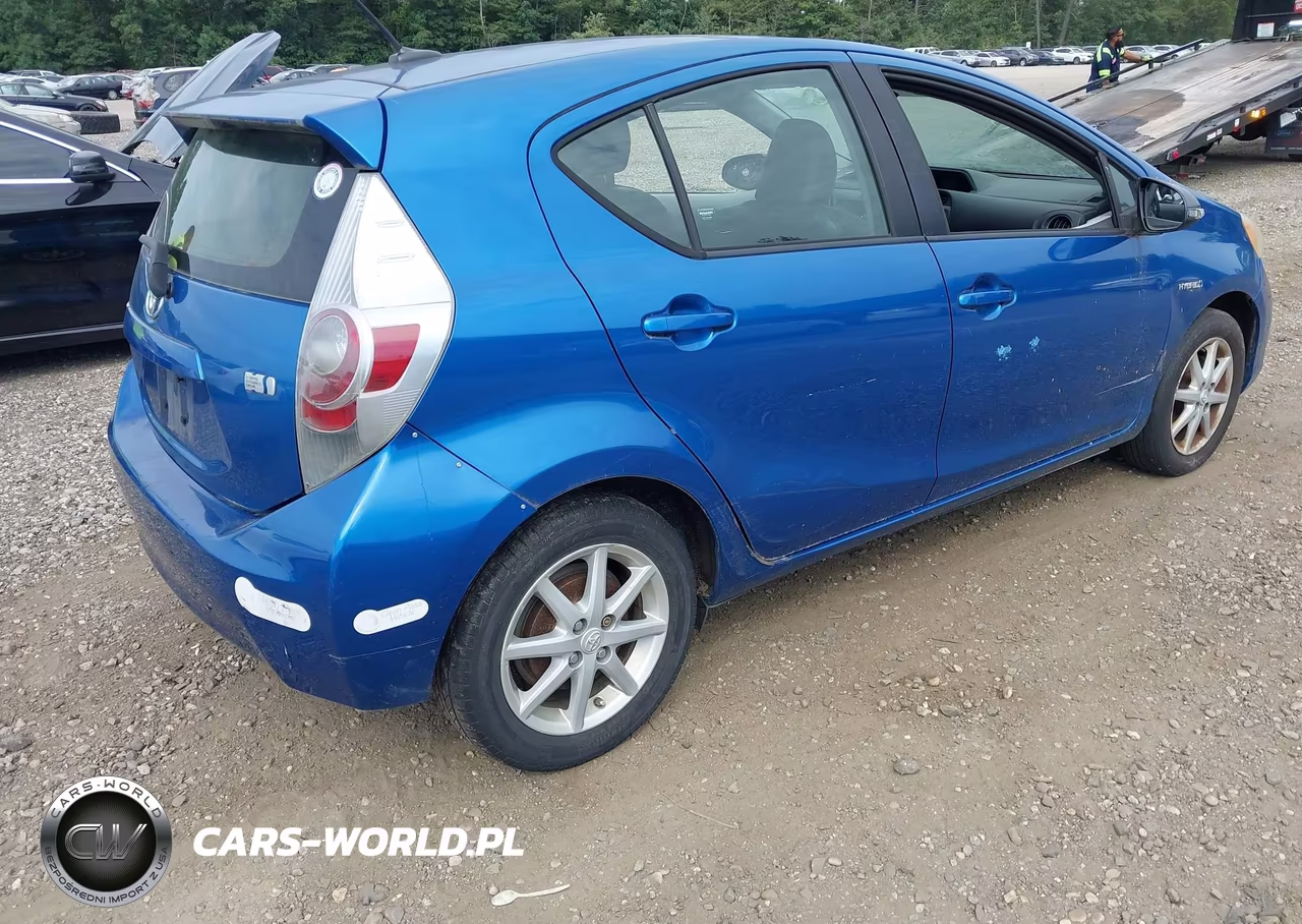 2014 Toyota Prius C Four VIN:JTDKDTB30E1081489 - 4