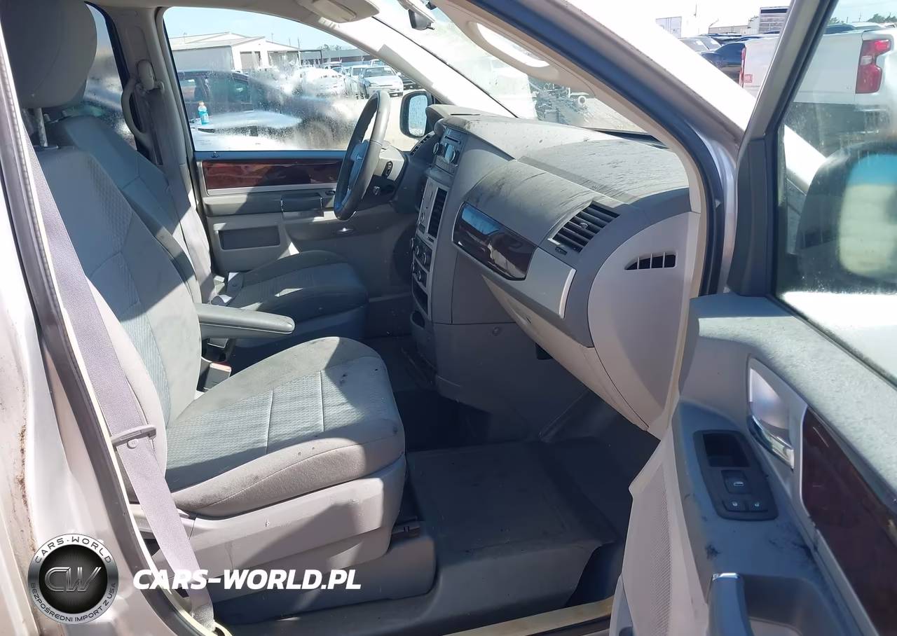 2010 Chrysler Town & Country Touring VIN:2A4RR5D15AR195737 - 5