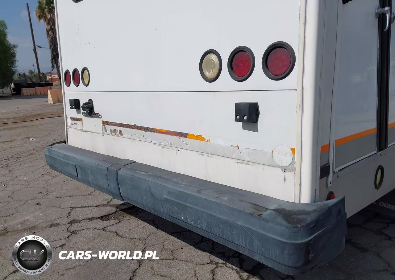 2005 Chevrolet Express Cutaway Base W-C7A VIN:1GBJG31U751233382 - 14