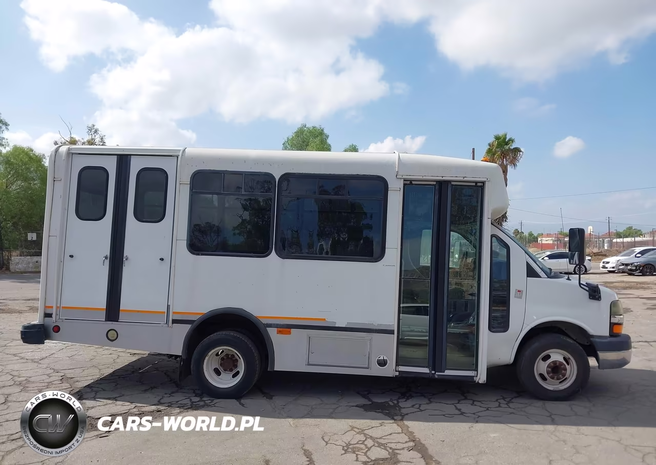 2005 Chevrolet Express Cutaway Base W-C7A VIN:1GBJG31U751233382 - 16